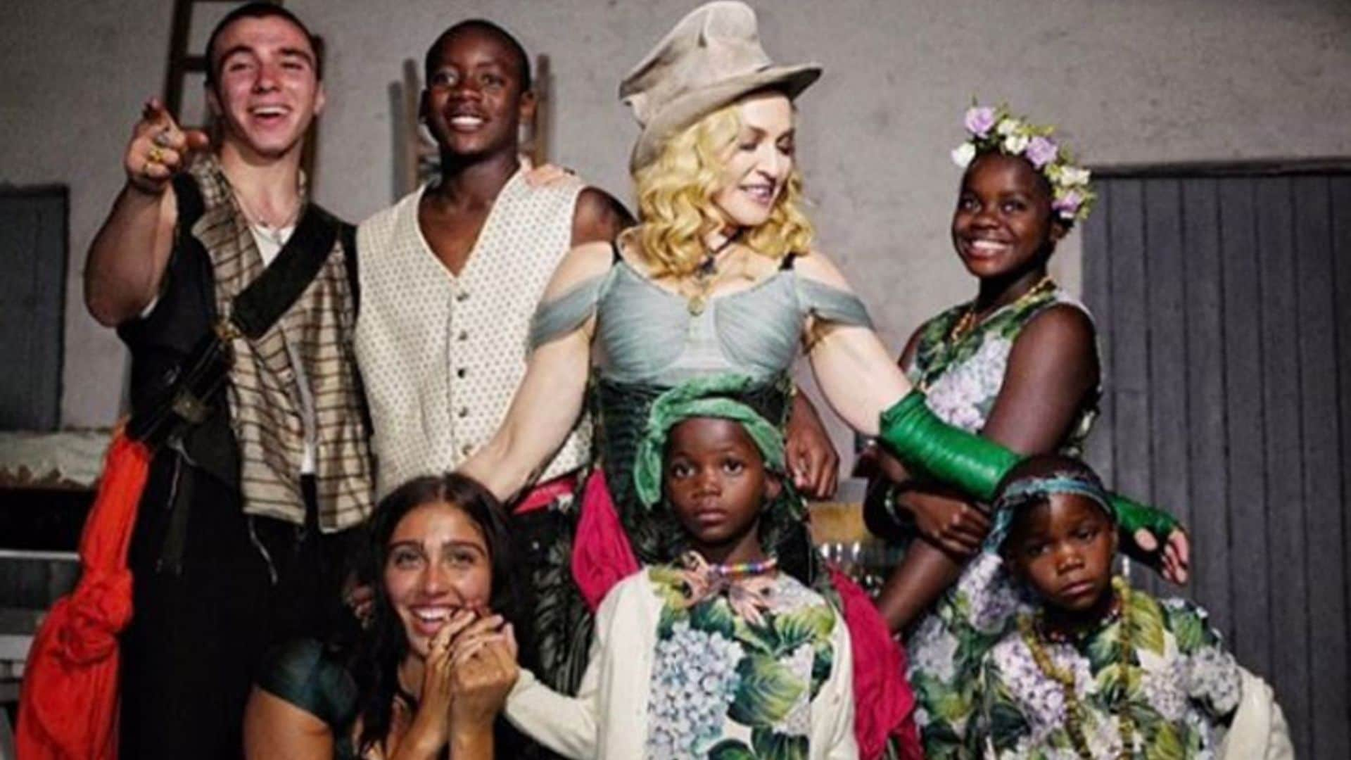 La imagen más familiar de Madonna rodeada de sus seis hijos