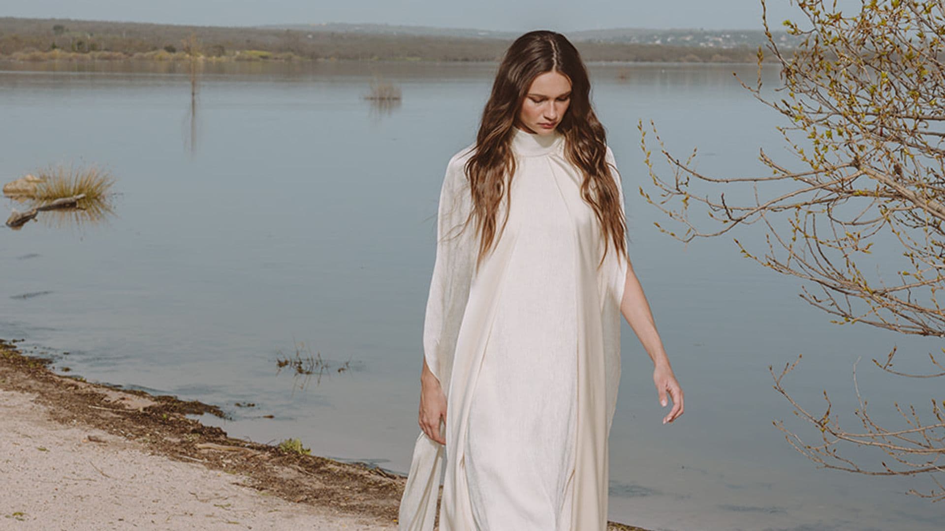 Capas, escotes especiales y texturas: hay un vestido para cada estilo de novia en las novedades de Lorena Formoso