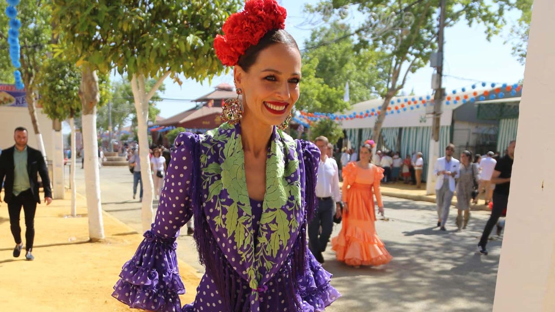 Eva González disfruta del primer día de la feria de su pueblo rodeada de amigos