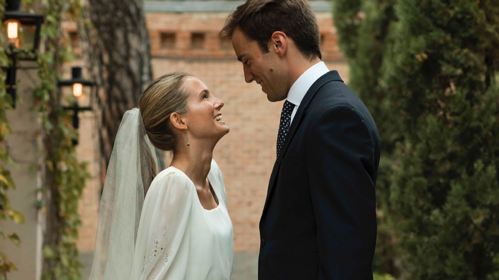 Un vestido de novia convertible y elegante: la elección de Alejandra para su boda en Madrid