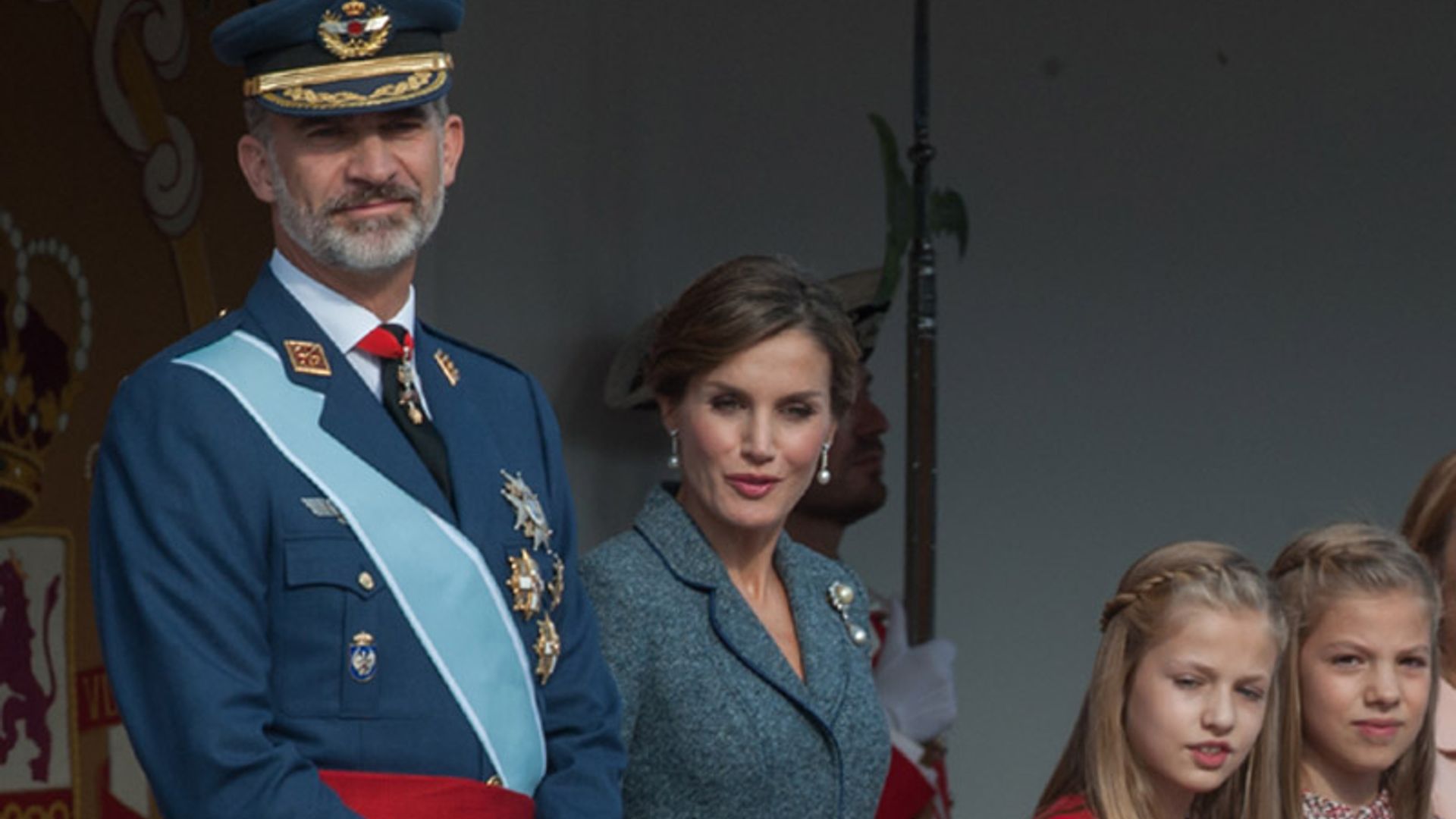 Los Reyes, junto con la Princesa Leonor y la infanta Sofía, presiden el desfile de la Fiesta Nacional