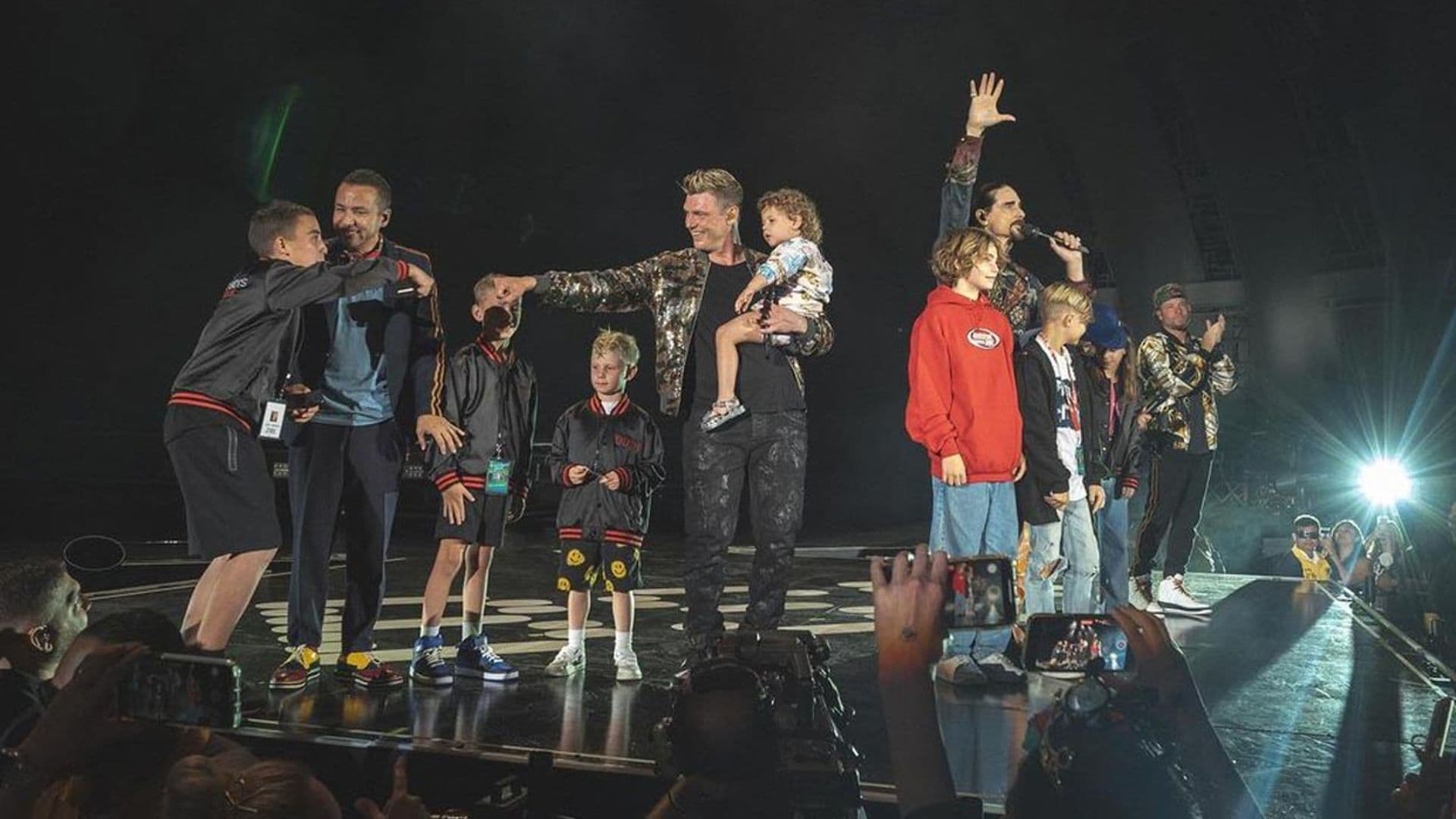 ¡Sorpresa! Los Backstreet 'babies' saltan al escenario para coger el relevo de la 'boyband'