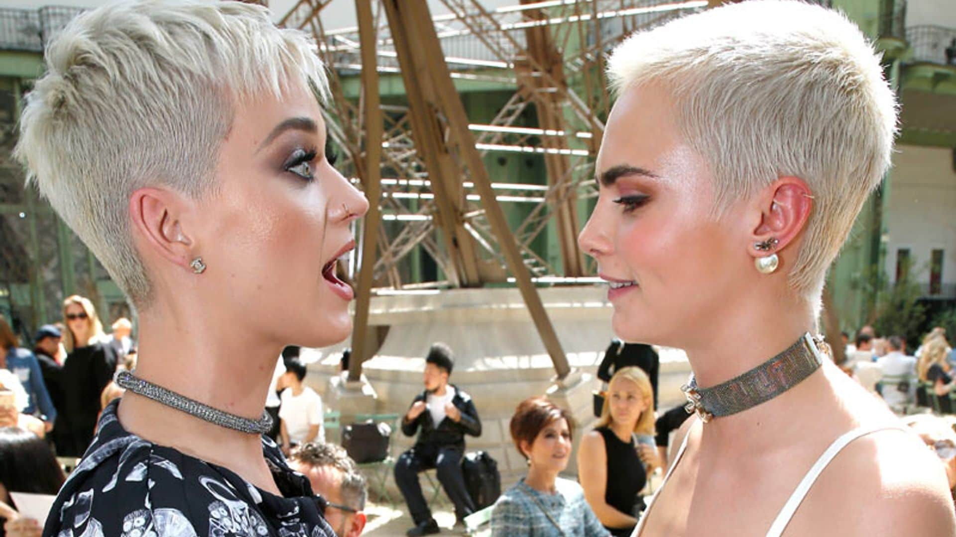 La divertida imagen de Katy Perry y Cara Delevingne, convertidas en gemelas por su corte de pelo