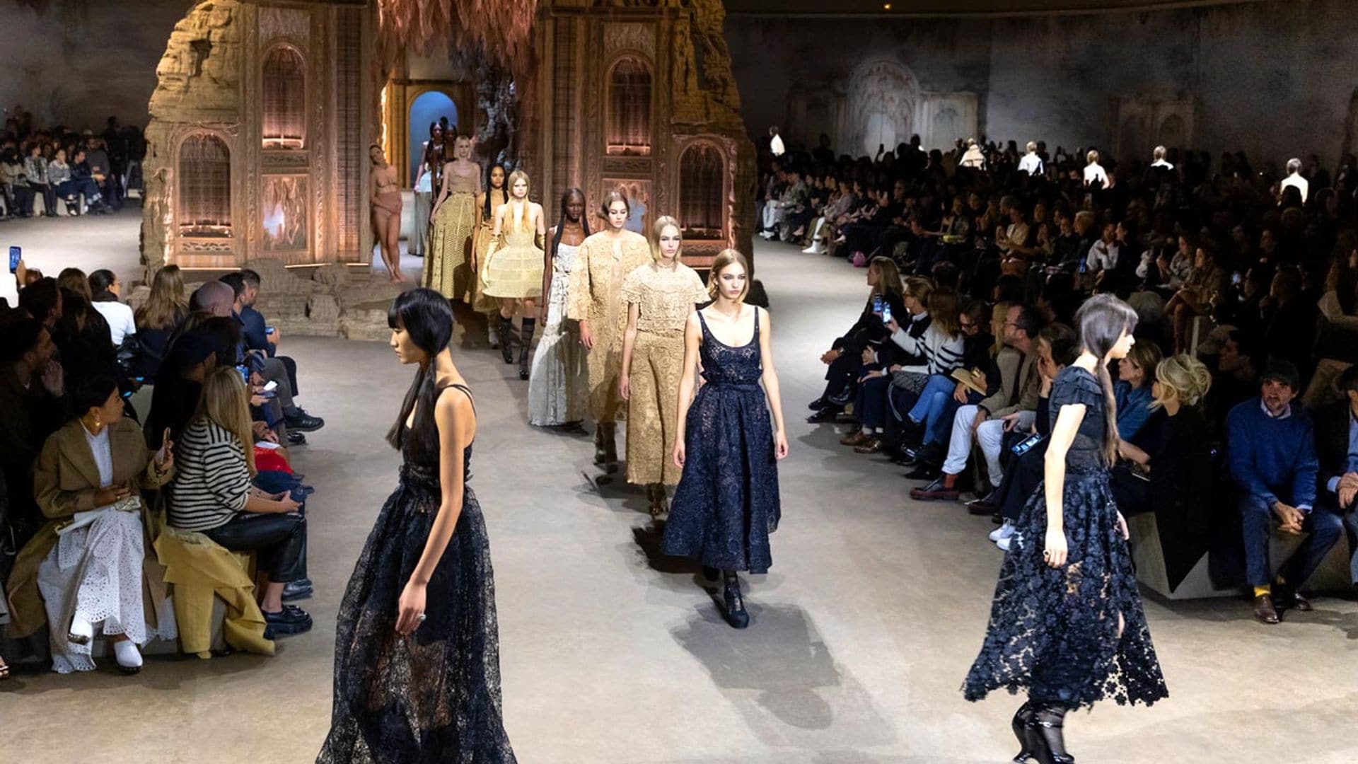 La colección de Dior que promete enamorar a la 'gen Z' con sus minivestidos de encaje y corsés