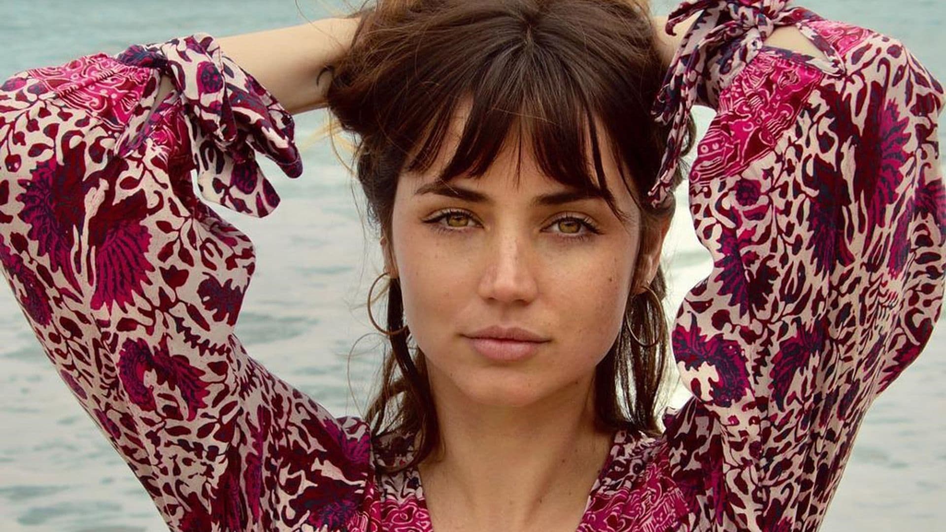 El recogido fácil para pelo corto que copiarás a Ana de Armas