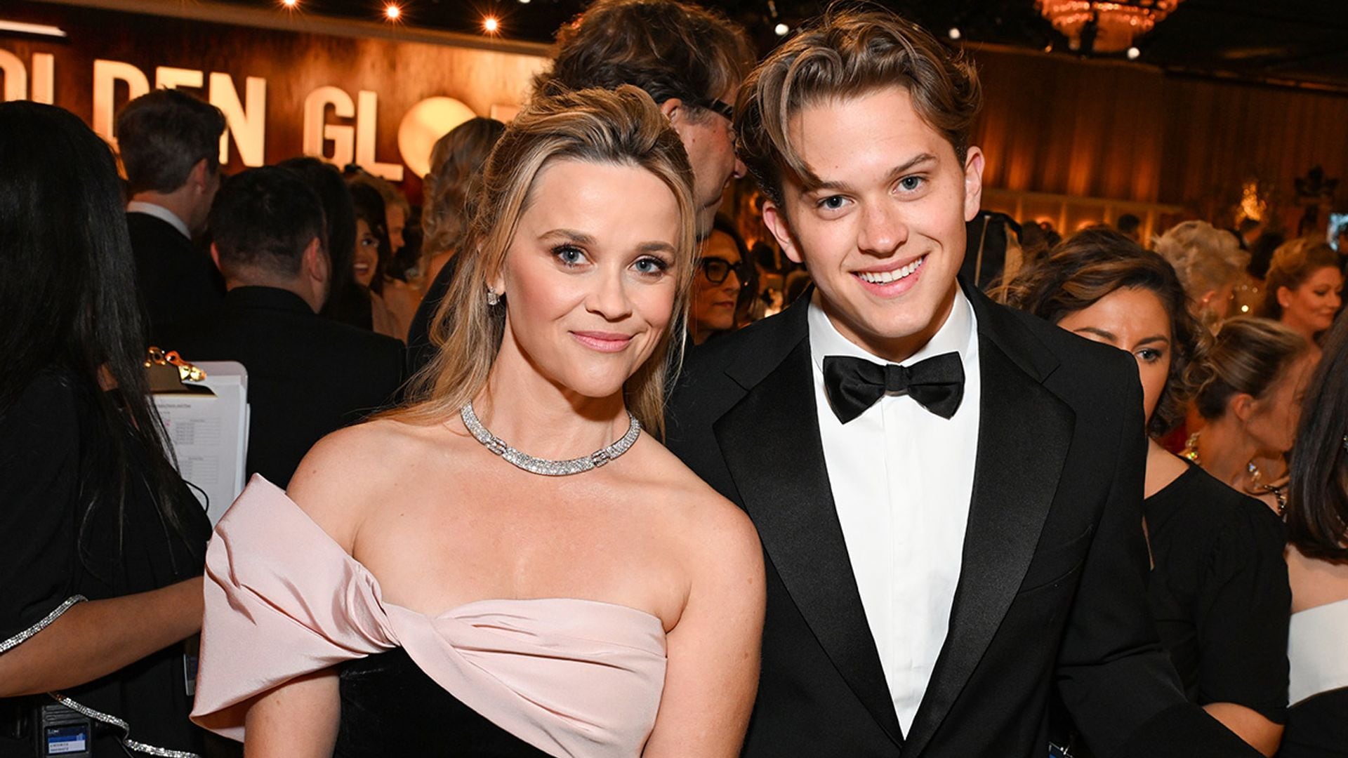 La emoción de Deacon, el hijo mediano de Reese Witherspoon, en su debut en los Globos de Oro