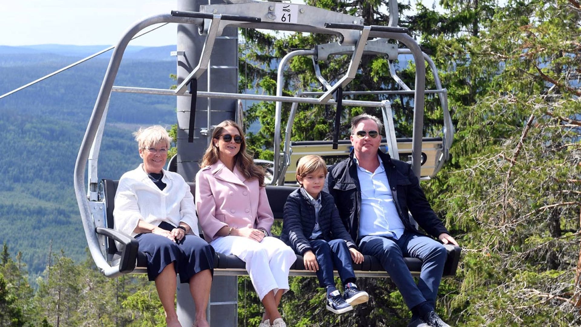 Deslizándose por un tobogán o montando en telesilla, Magdalena de Suecia y su familia se atreven con todo