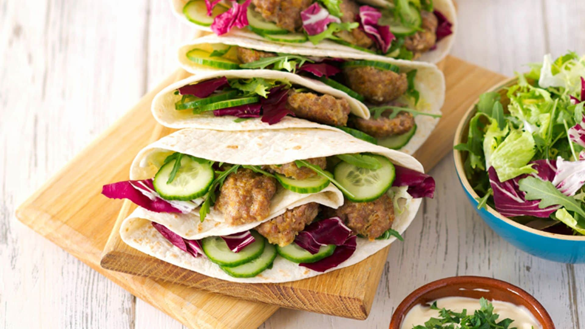 Tortillas de albóndigas con ensalada verde