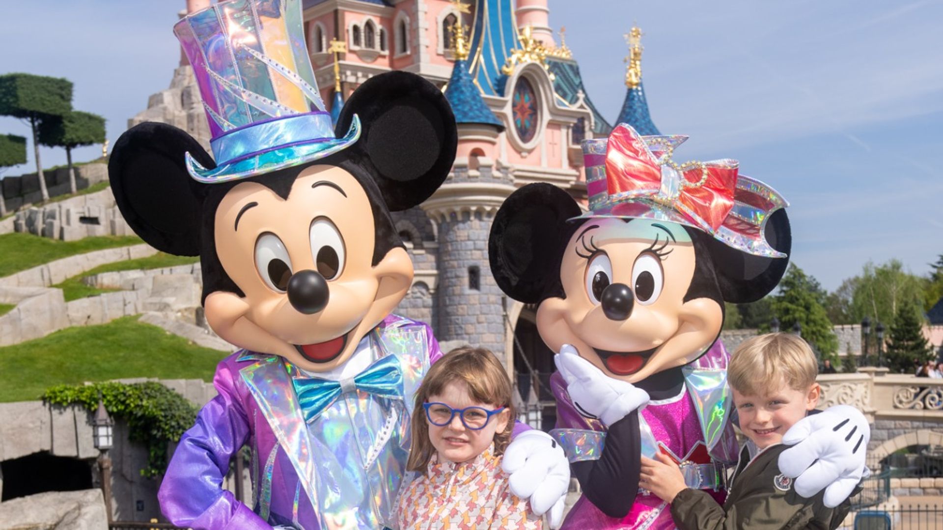 el principe alberto y sus hijos en disneyland paris