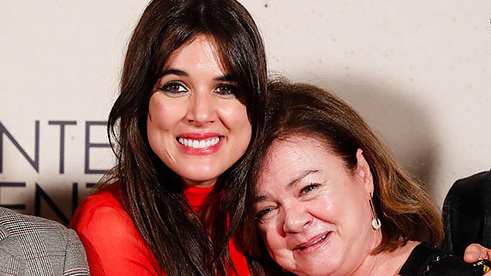 La madre de Adriana Ugarte, pura espontaneidad y ternura con su hija ¡en pleno photocall!