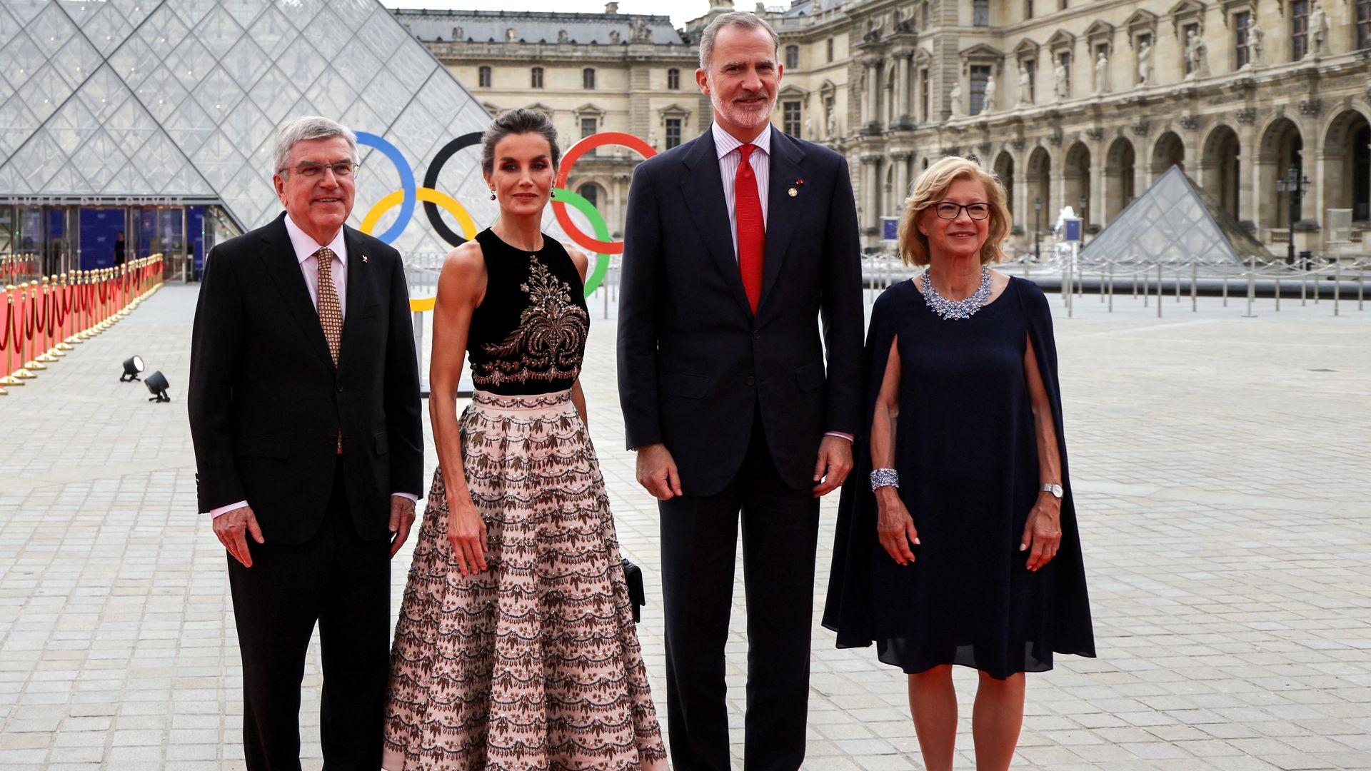 Los reyes Felipe y Letizia, junto a otros 'royals' europeos, asisten a la gran cena de gala en el Museo del Louvre ofrecida por el COI