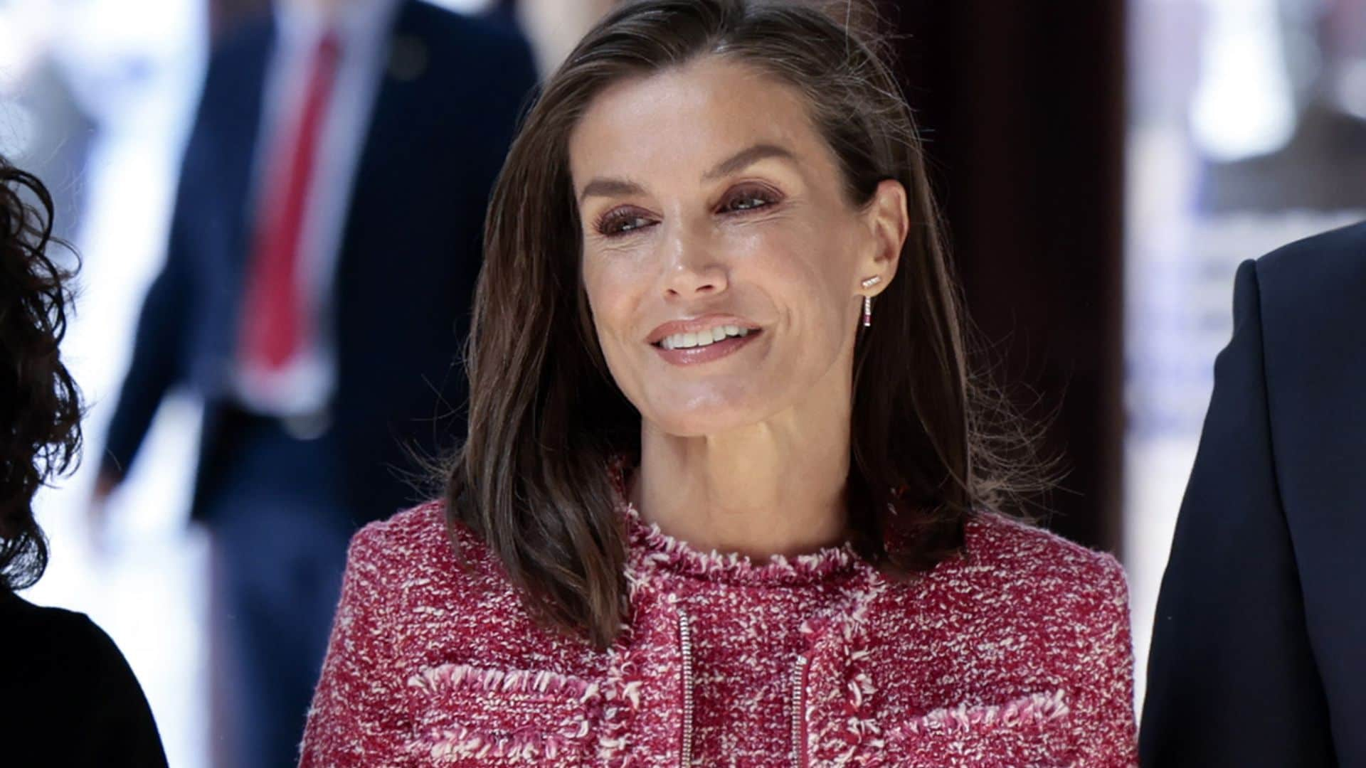 La reina Letizia innova con un pantalón superancho y zapatillas tras mostrar abdominales hace dos años