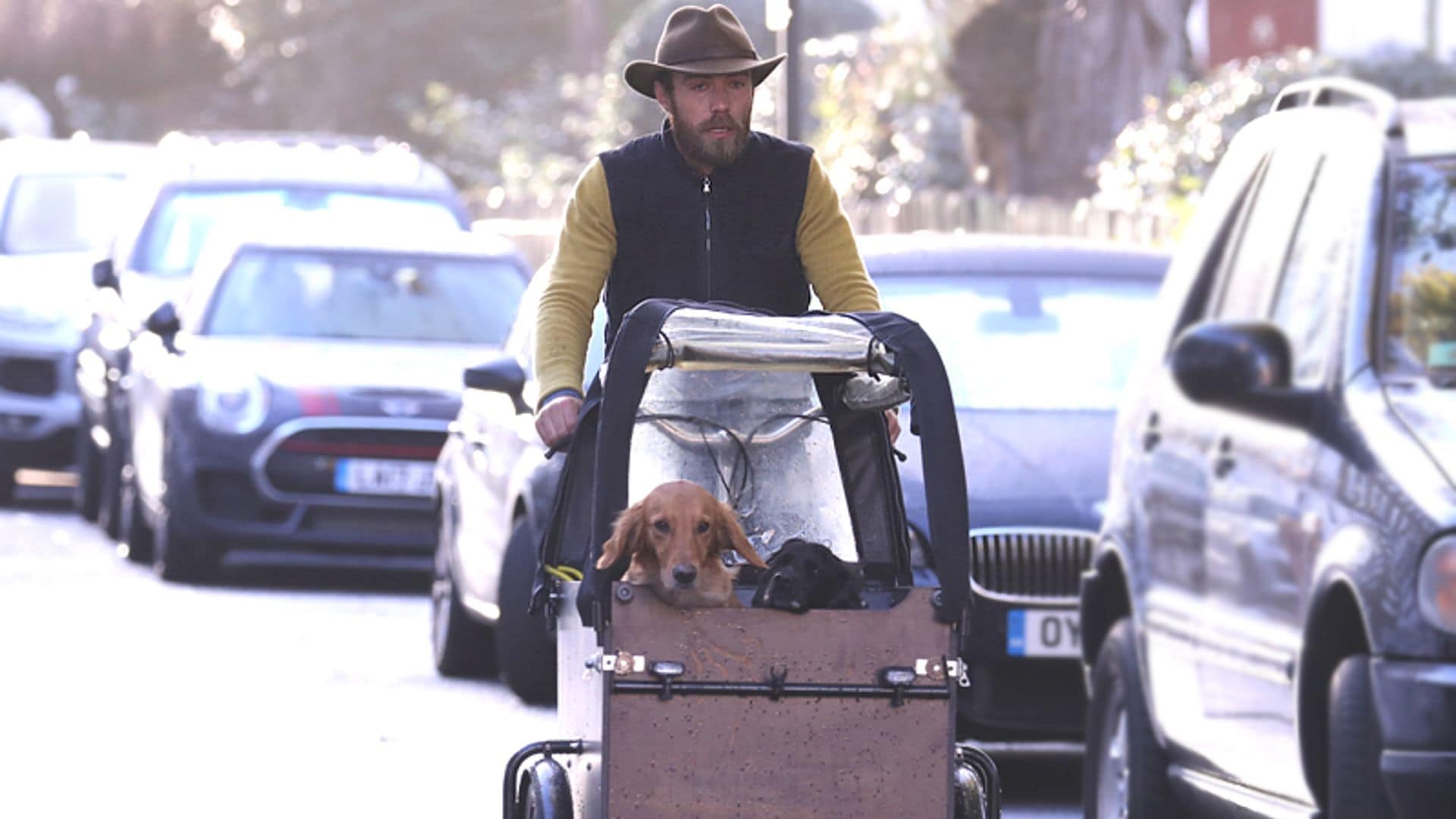 Los perros de James Middleton acaparan todas las miradas en su peculiar paseo en bici