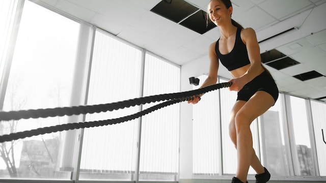 mujer entrenando cuerdas