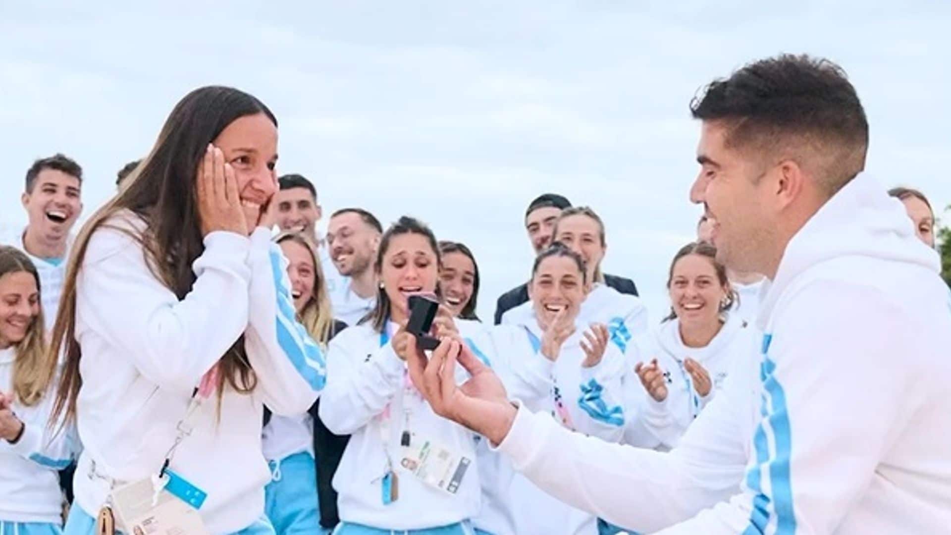¡Pedida de mano en la Villa Olímpica! El argentino Pablo Simonet le pide matrimonio a su novia, Pilar Campoy, de esta forma tan romántica