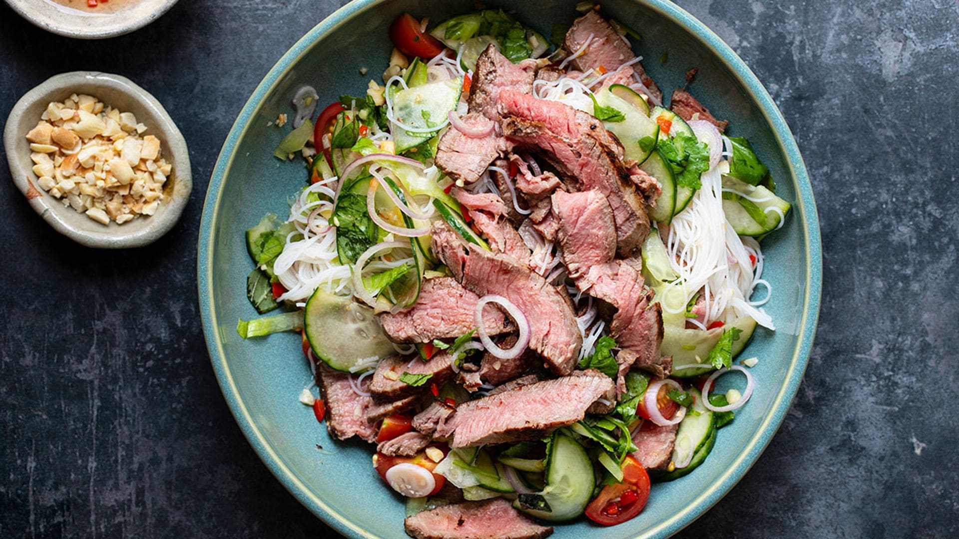 Ensalada 'estilo thai' de pepino, fideos de arroz y tataki de ternera