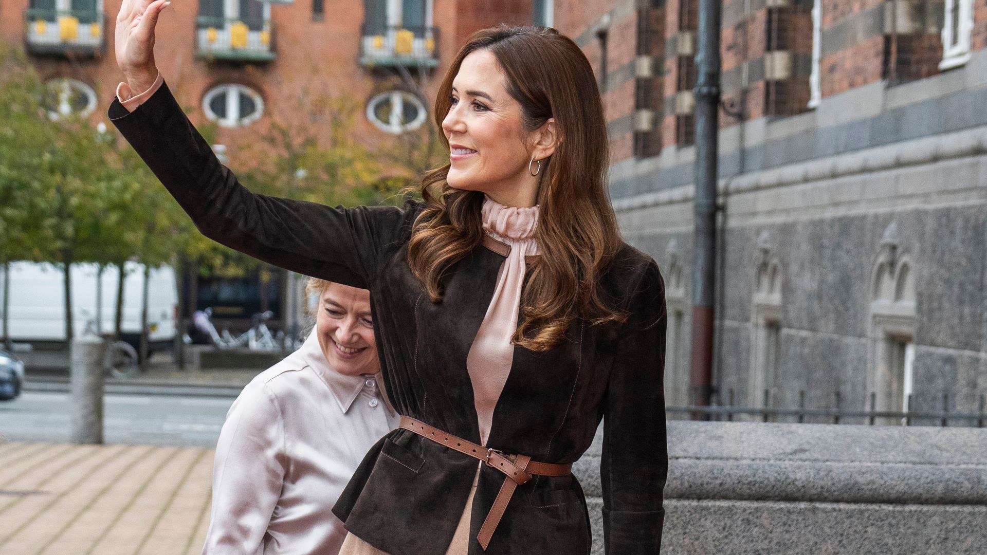 Mary de Dinamarca deslumbra con el atuendo ideal para el otoño