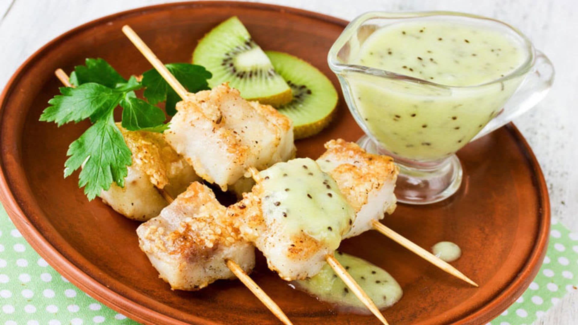 Brochetas de rape con mayonesa ligera de kiwi