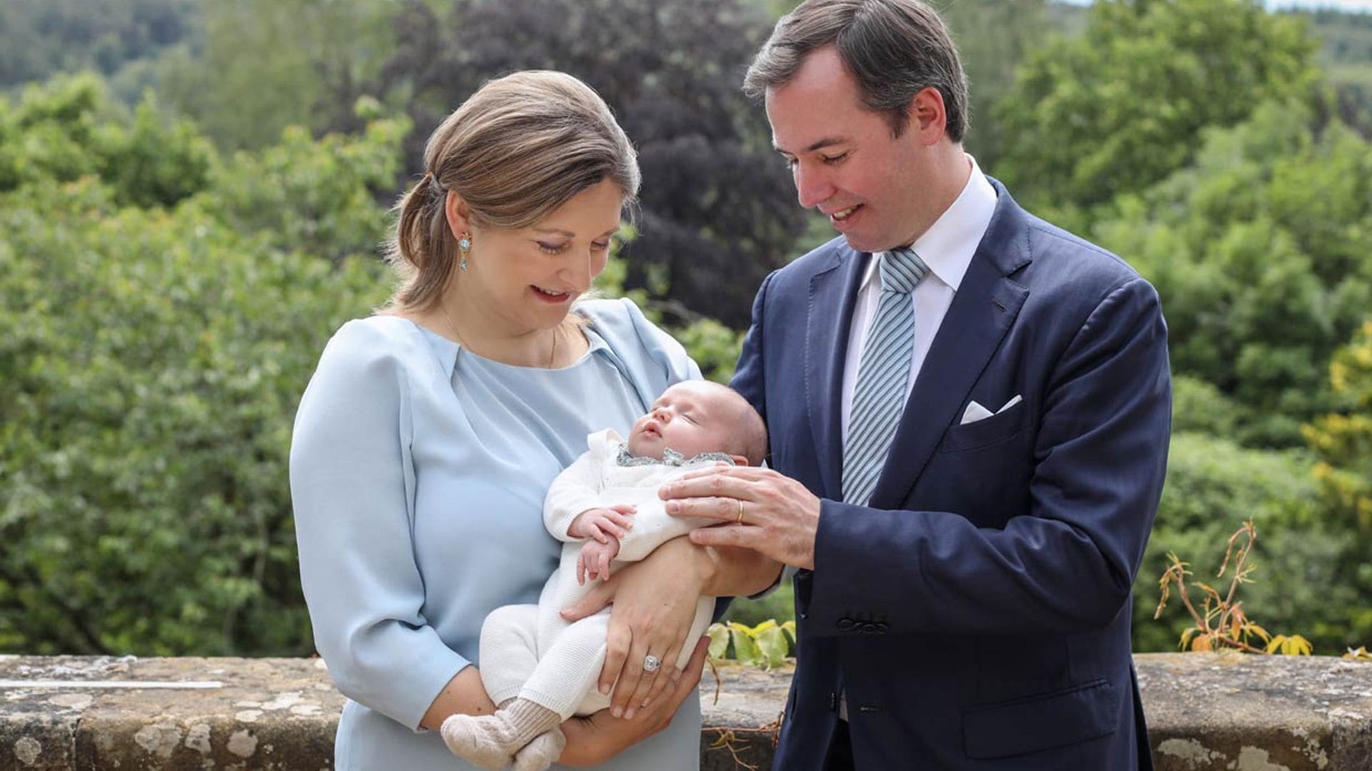 Con sus felices padres y ante un antepasado, los nuevos retratos de Charles de Luxemburgo