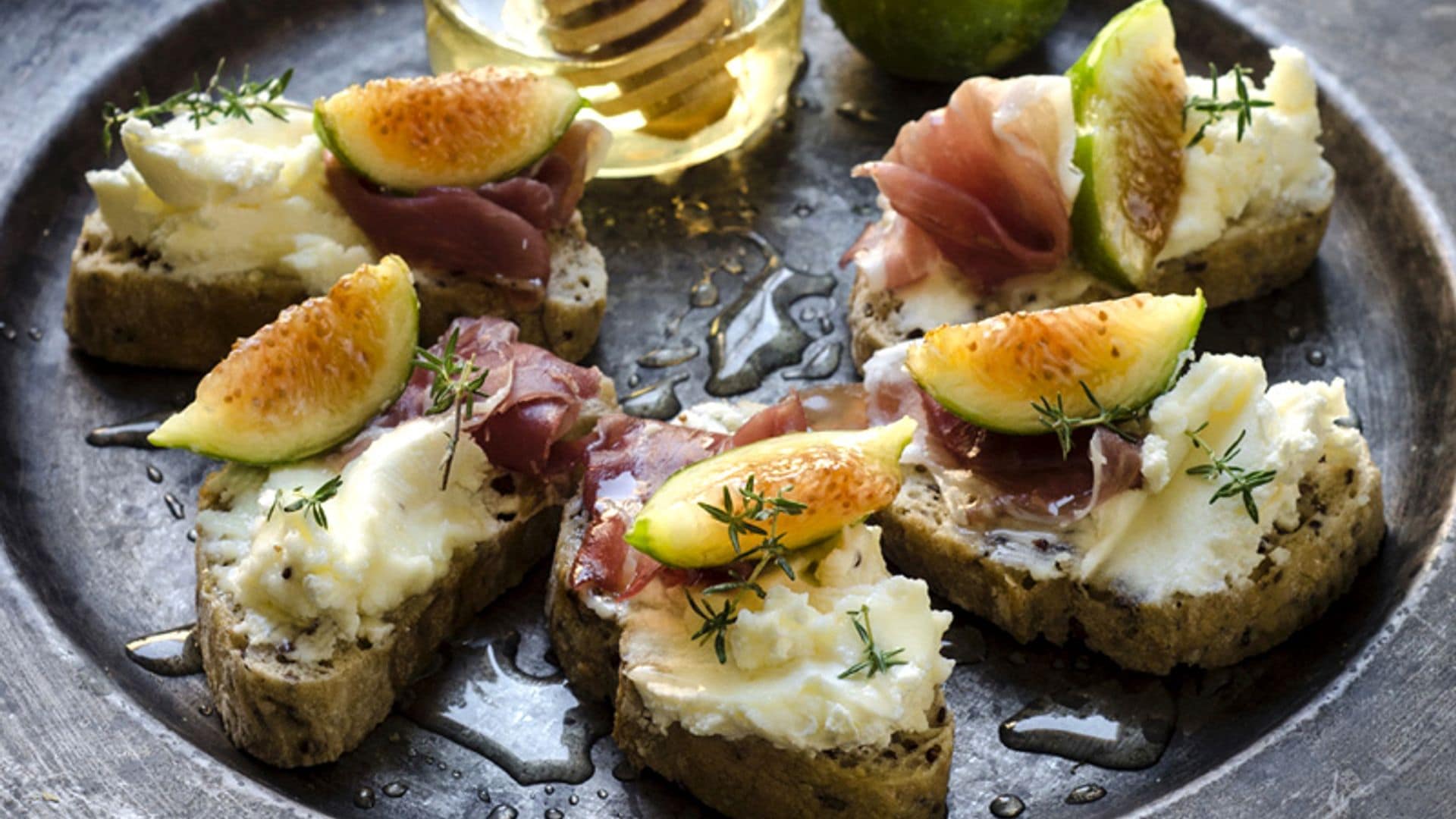 Tostas de queso de cabra con jamón, higos y miel