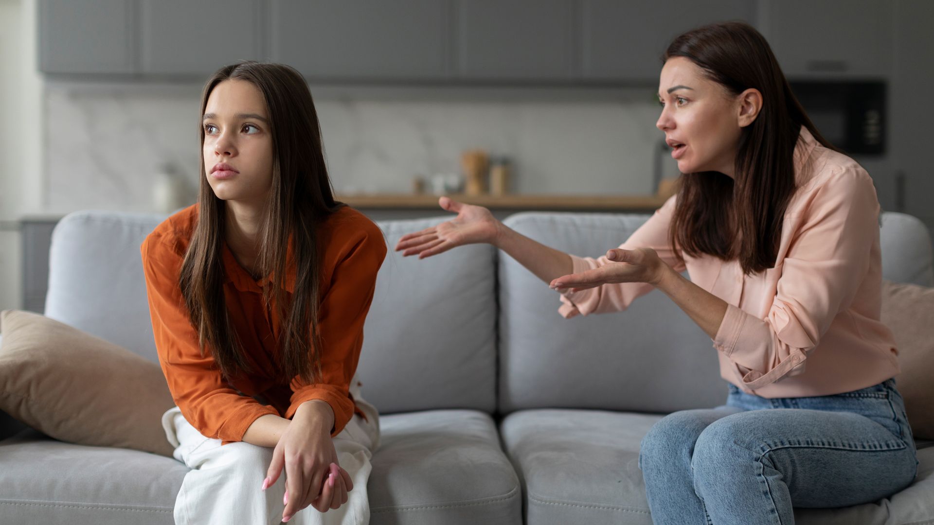 Madre intenta hablar con su hija adolescente