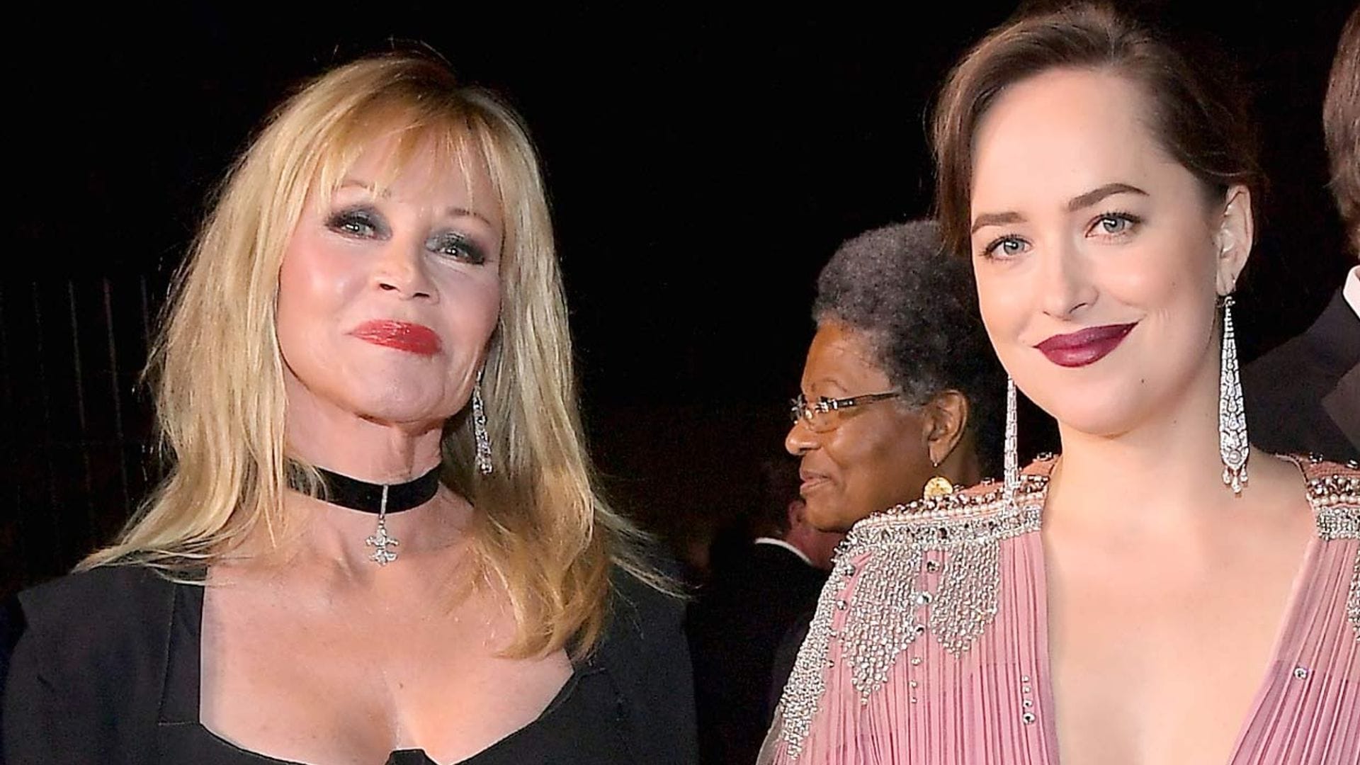 Melanie Griffith se pronuncia sobre el romance entre Dakota Johnson y Chris Martin