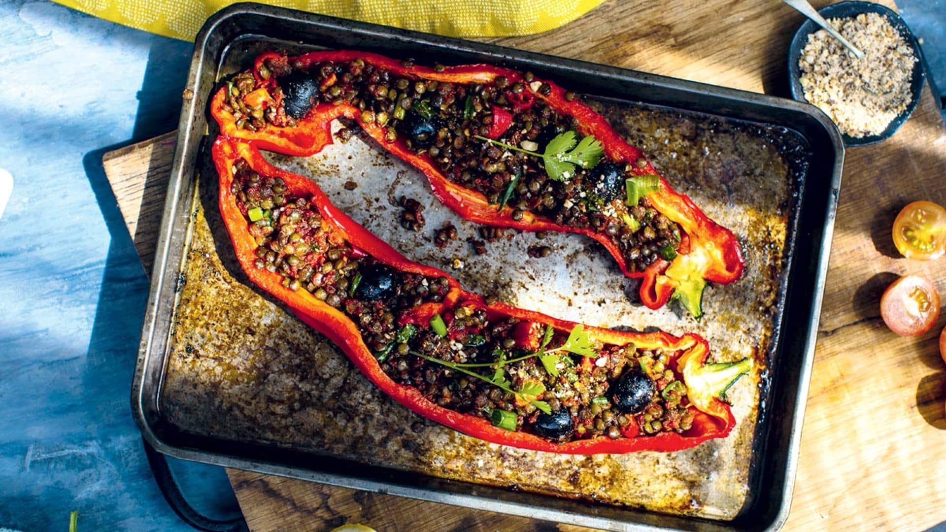 Pimientos rellenos de lentejas, 'dukkah' y aceitunas negras