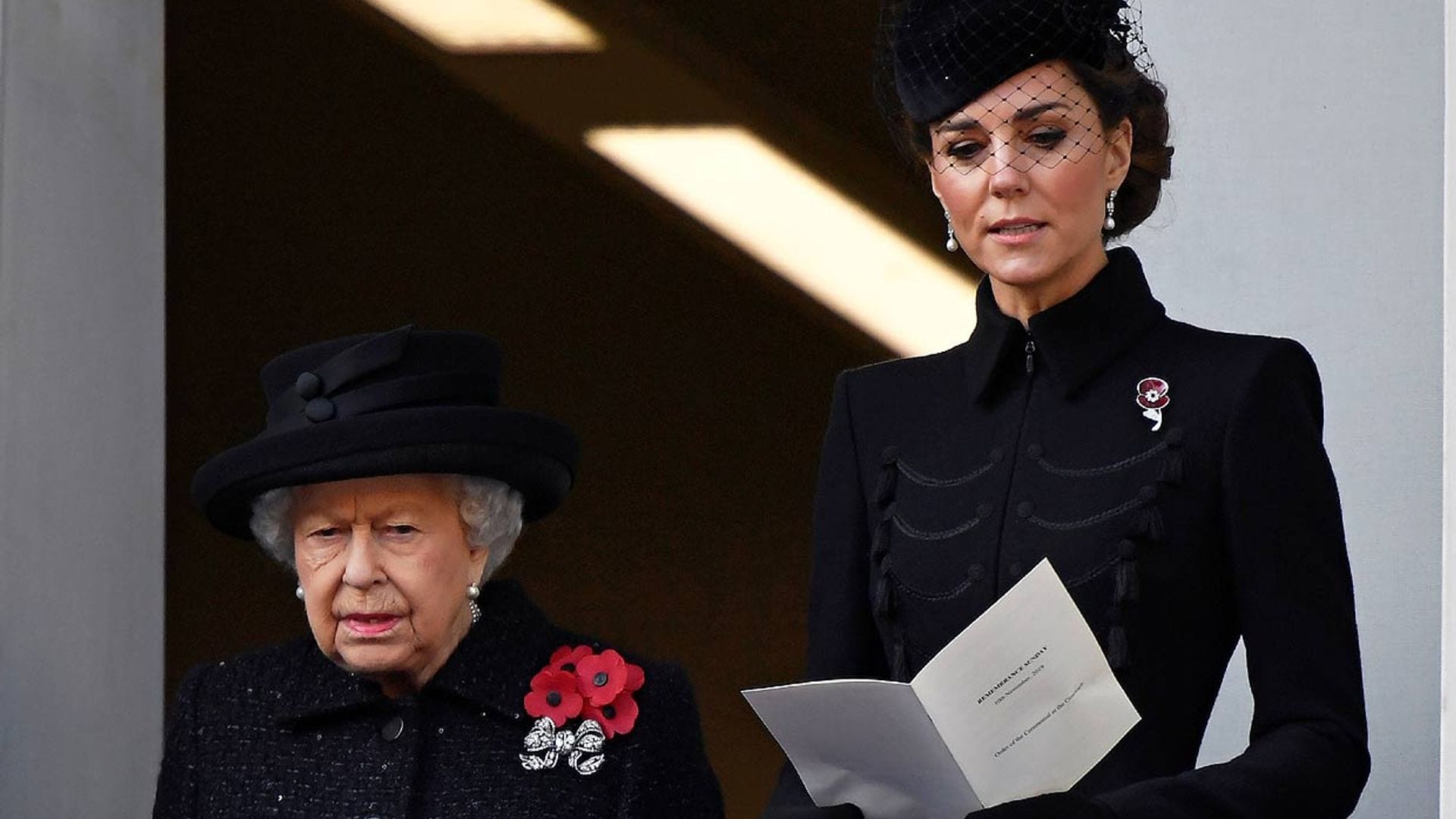 Isabel II, emocionada y arropada por toda la familia para celebrar el Día del Armisticio