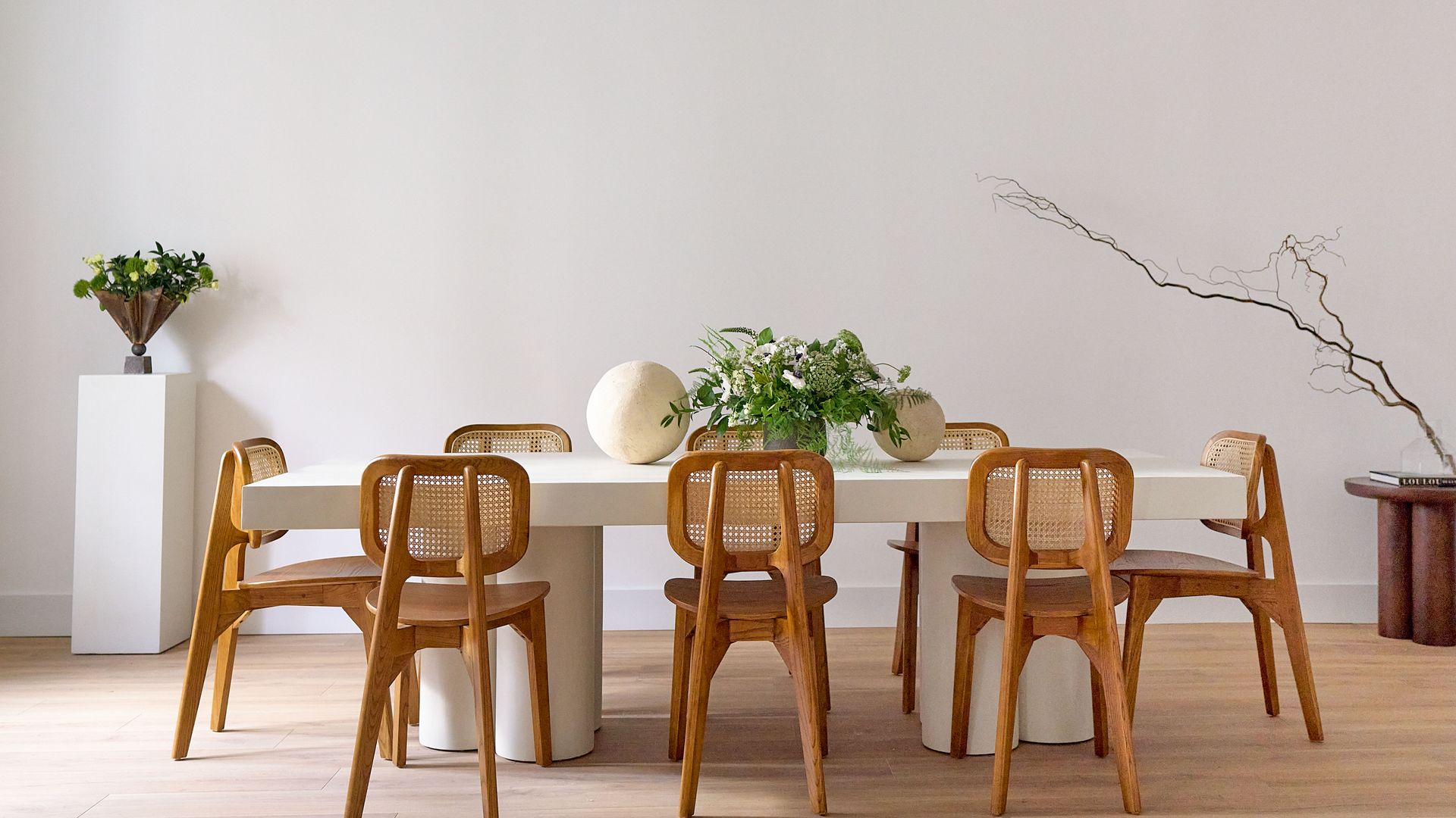 A MESA PUESTA
Vista general del comedor con peana y mesa, de Marlot Baus; esferas escultóricas, de Laia Guiu Marquina; lámpara de techo, de Annook Furniture; y jarrón de acero, de Tage Andersen.