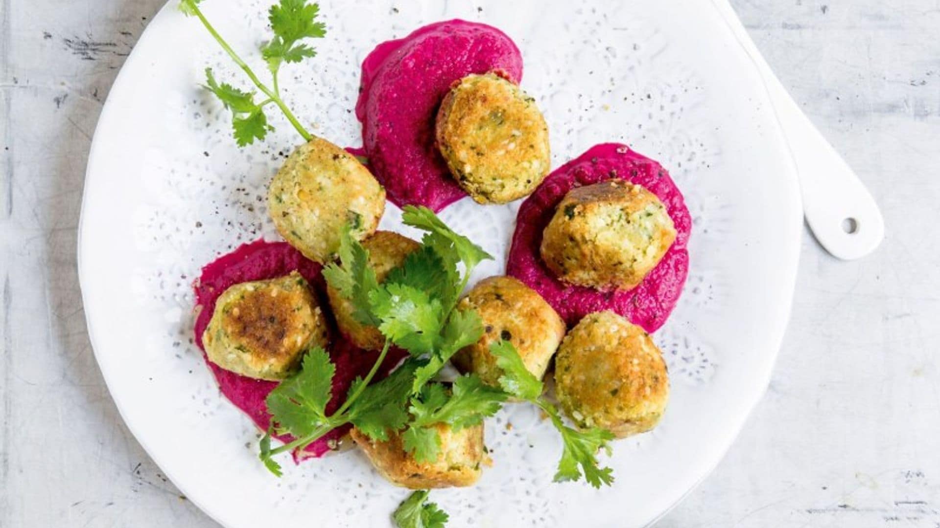 Falafel con hummus de remolacha