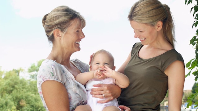 el rol de la madre y la suegra en el posparto