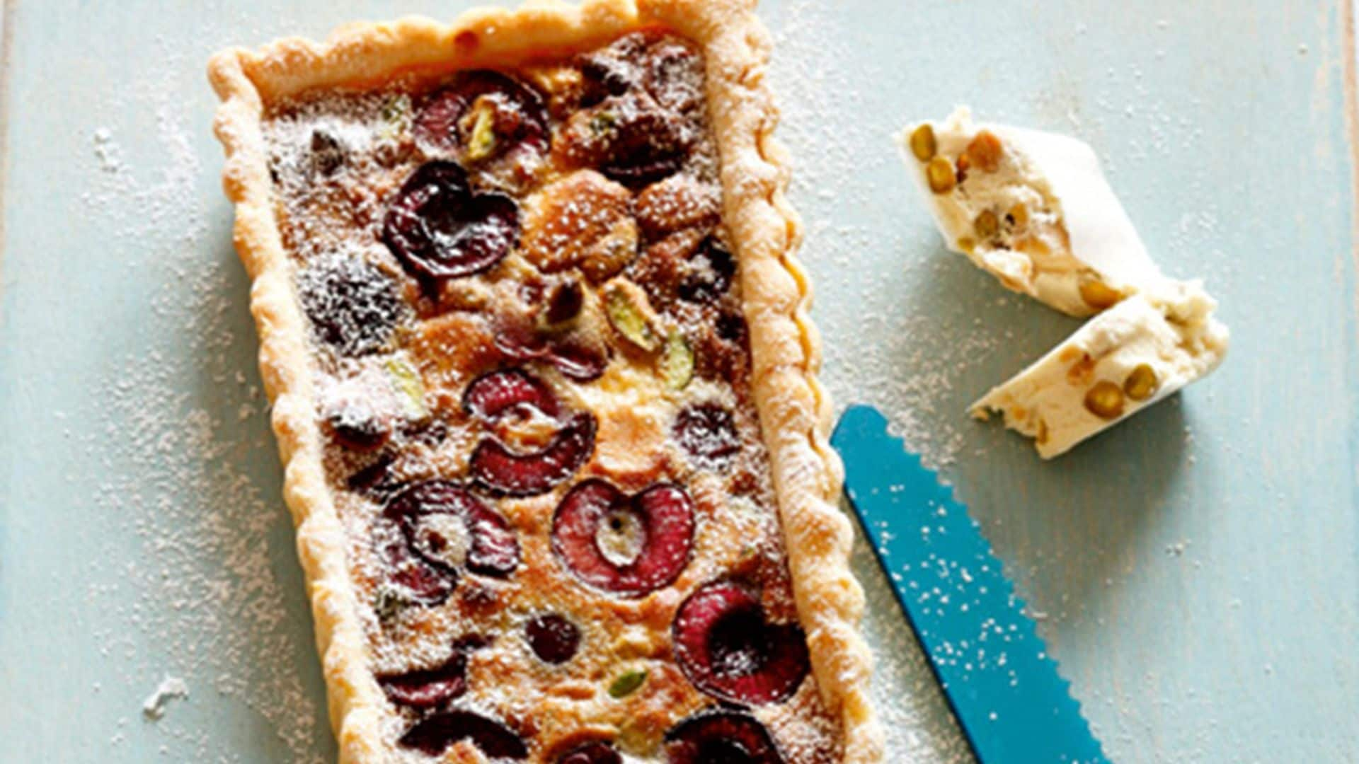 Tartaleta de avellanas con pistachos y cerezas