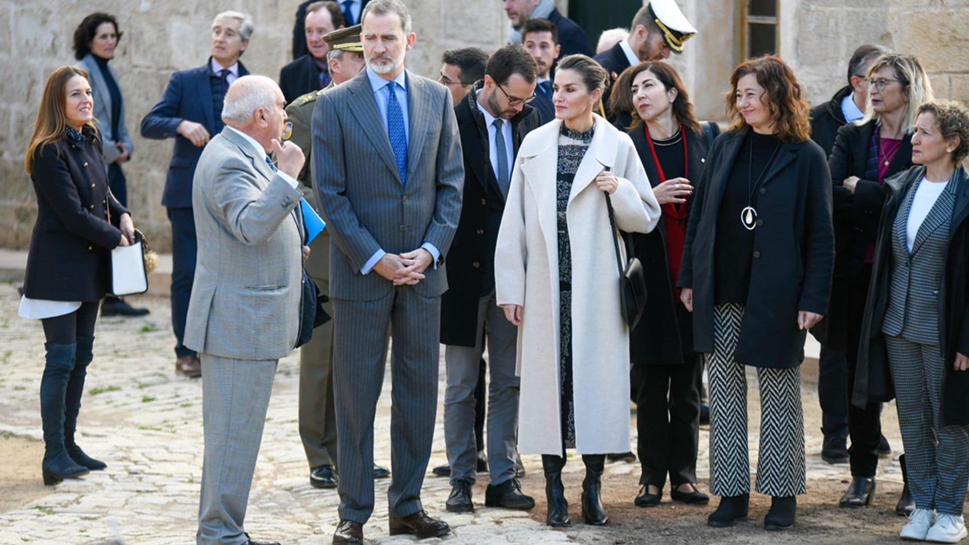 La emoción de los Reyes al inaugurar en Menorca la Farmacia Llabrés con la herencia que recibieron de un empresario