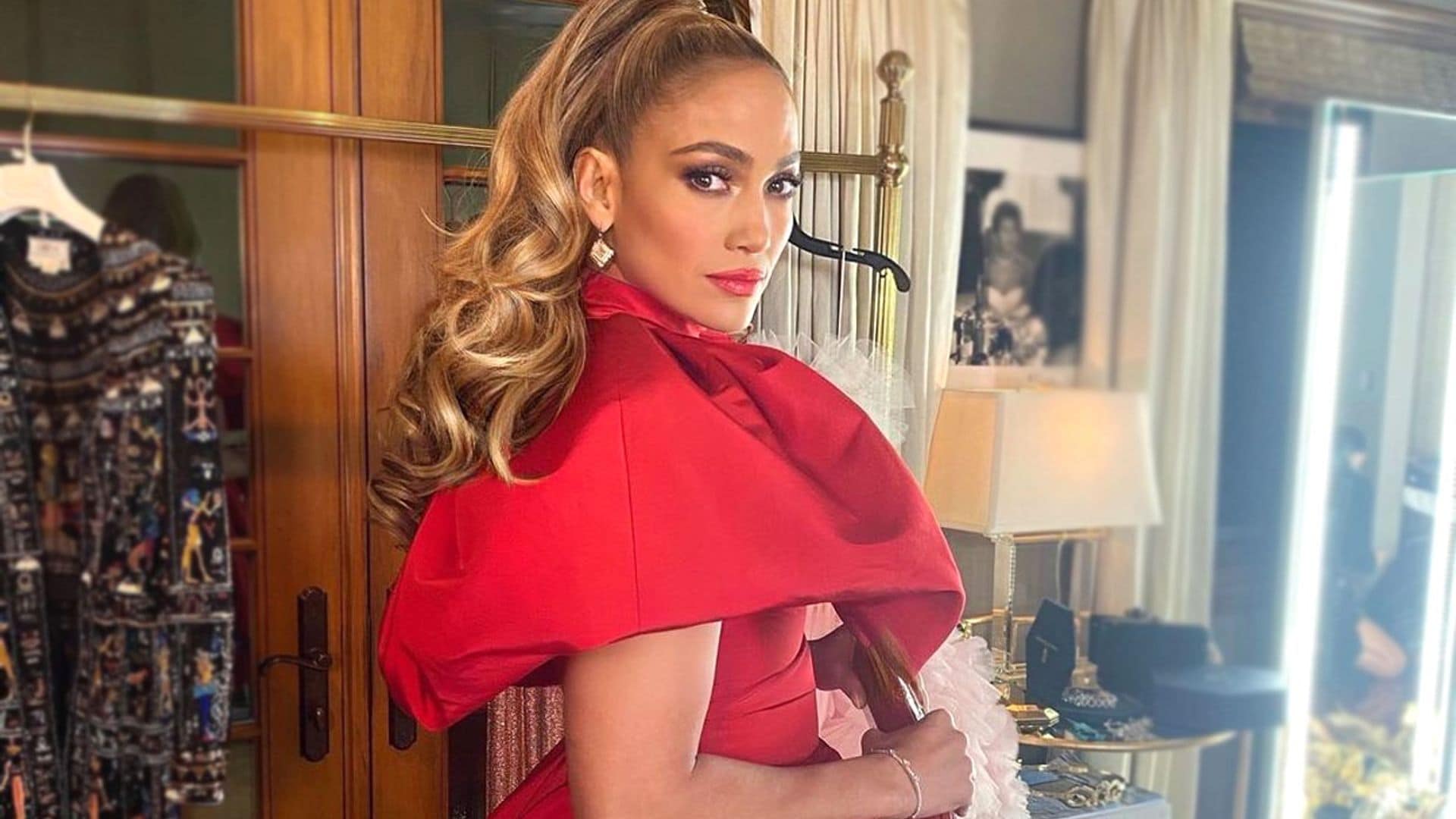 Jennifer Lopez triunfa como icono de moda en los People's Choice Awards