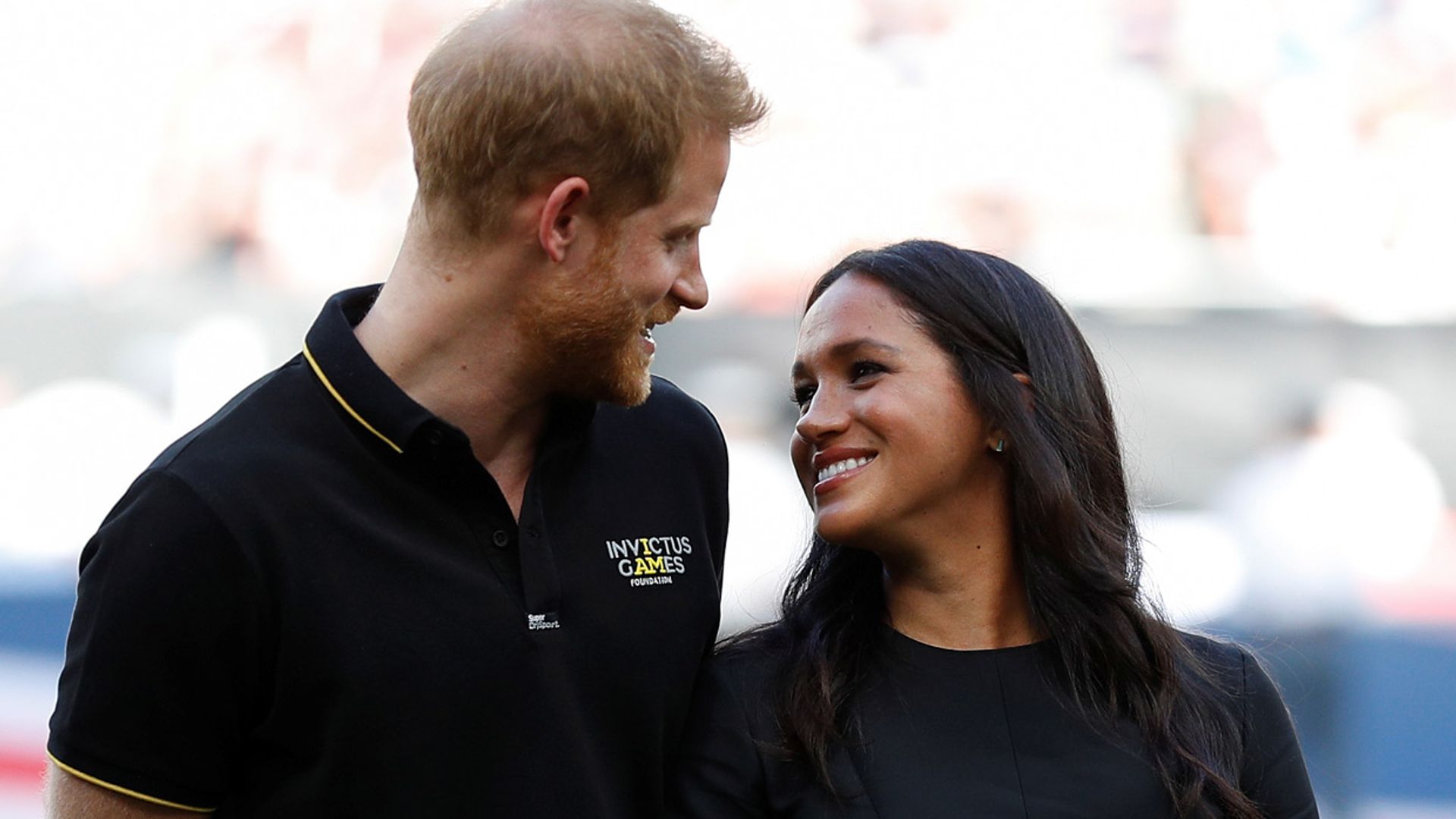 El príncipe Harry hace de cartero con un emotivo mensaje de Meghan