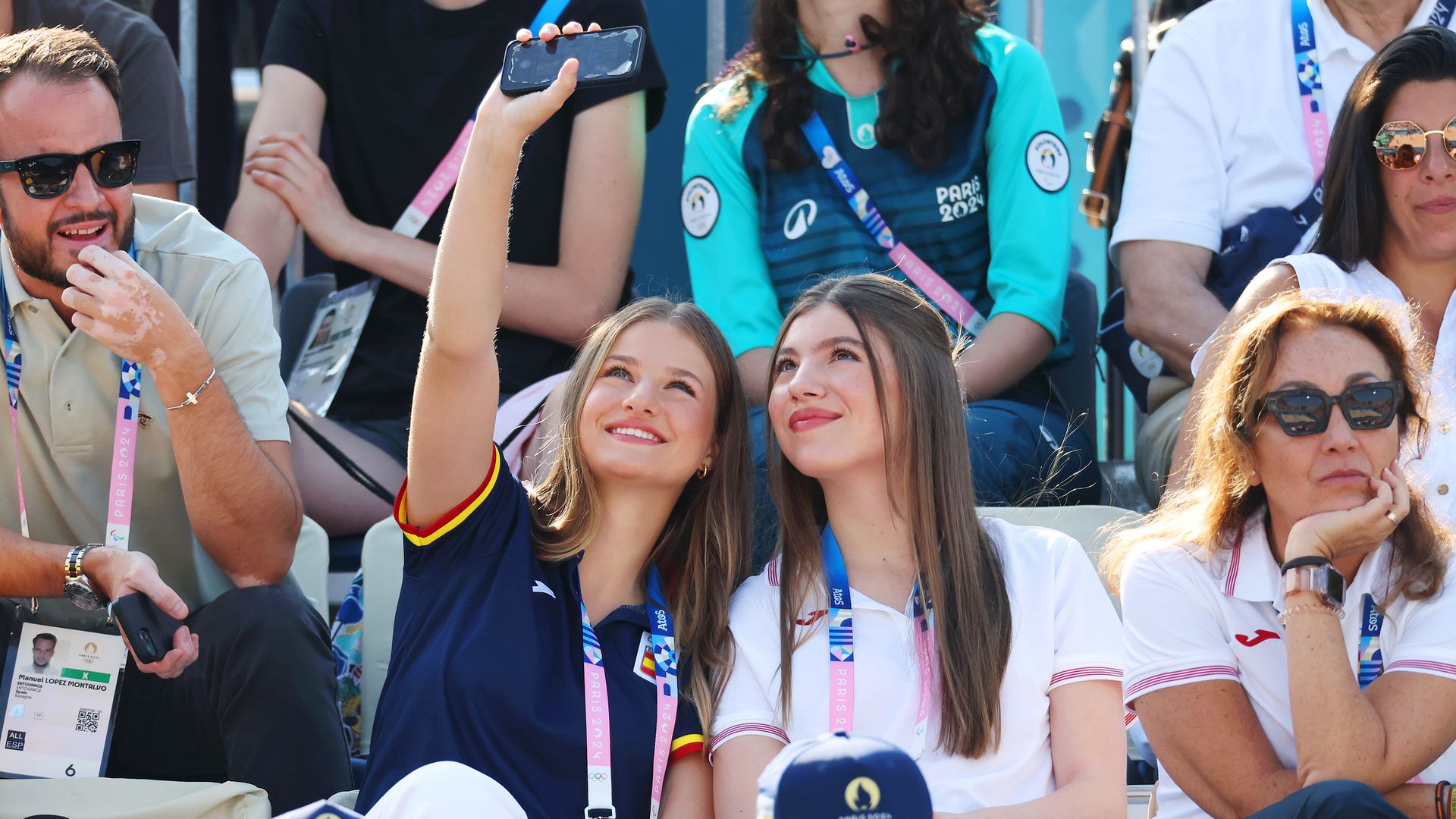 La princesa Leonor y la infanta Sofía demuestran su habilidad para las selfies en París 2024