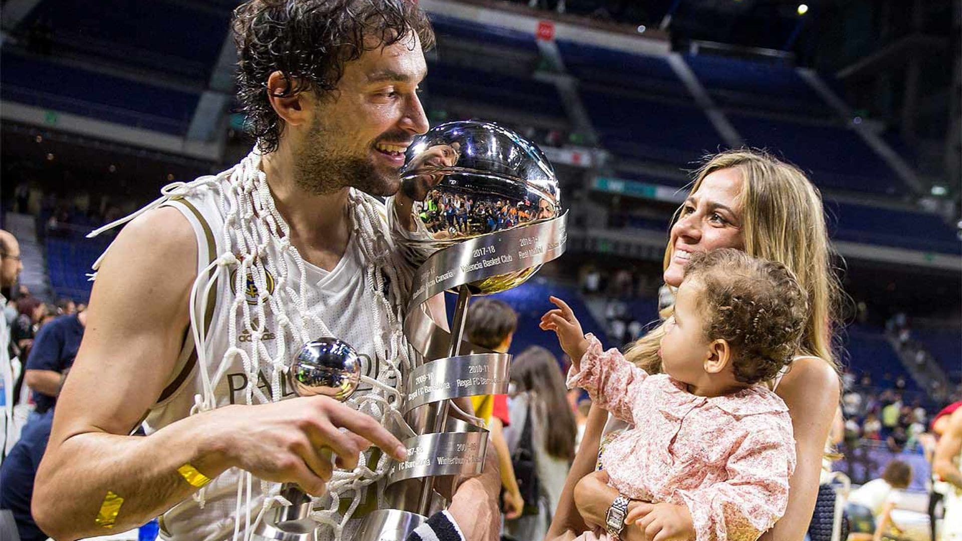 Sergio Llull levanta la Supercopa con sus 'dos tesoros'