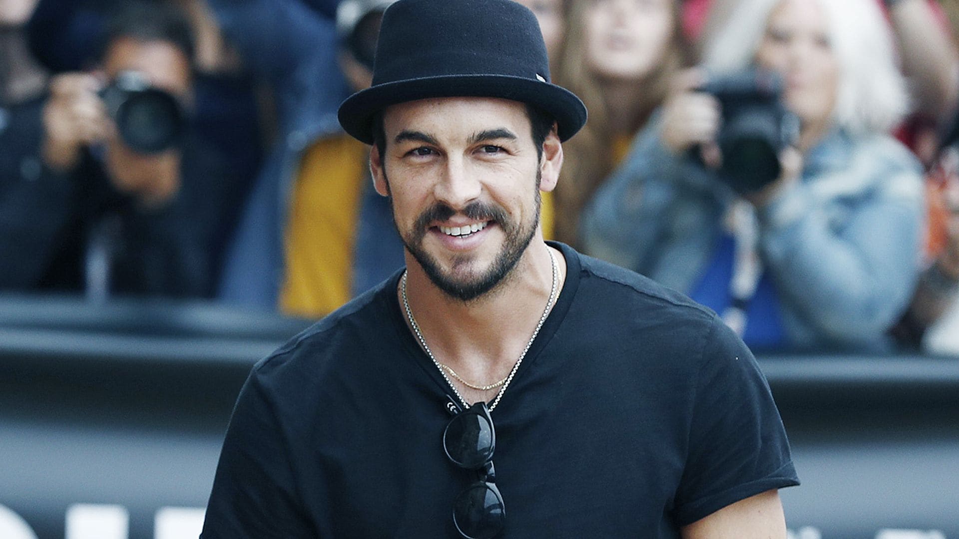 ¿Por qué Mario Casas no se quita el sombrero?