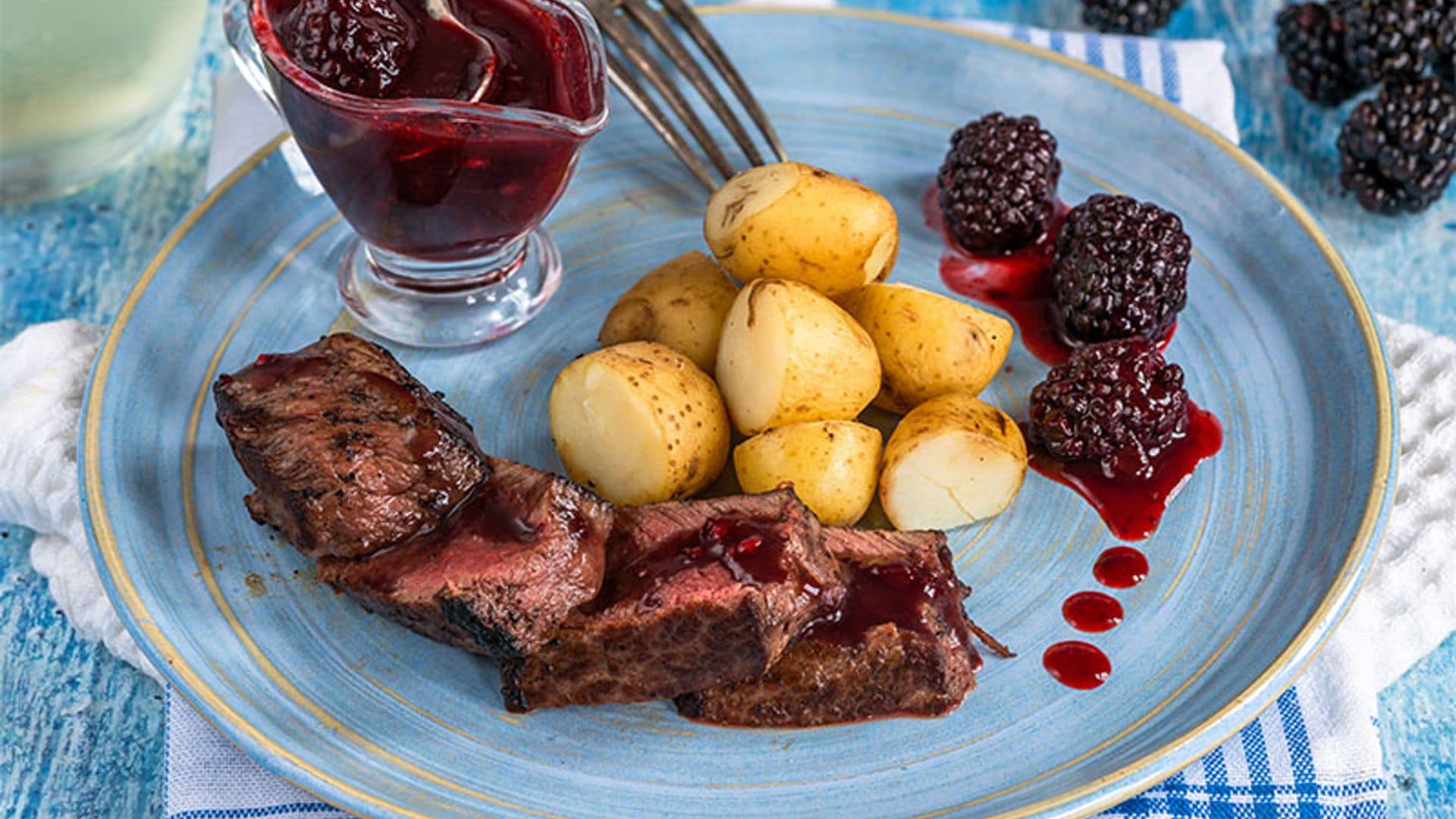 Lomo de vaca con patatas y salsa de moras