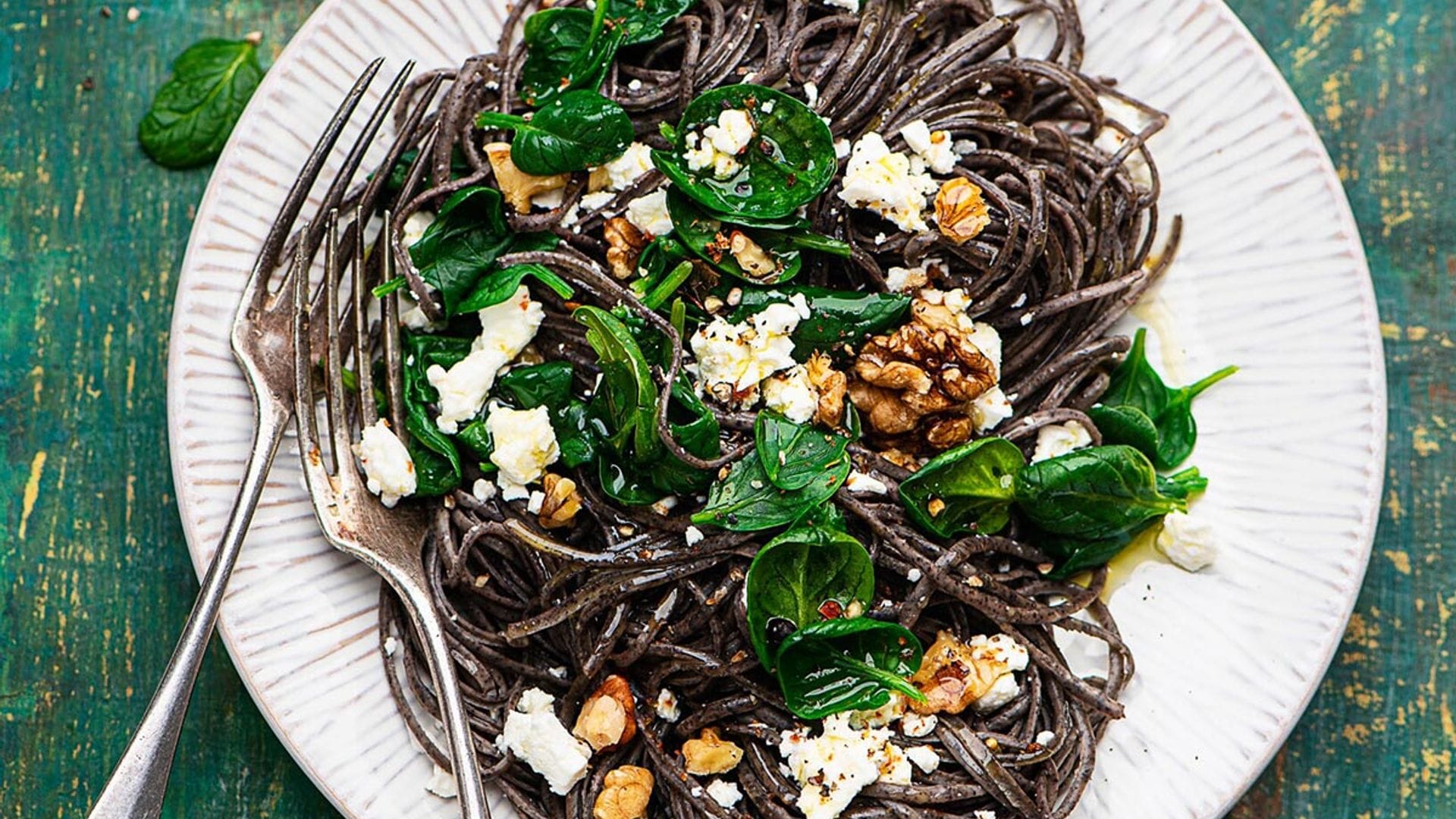 Espaguetis de alubias con espinacas, feta y nueces