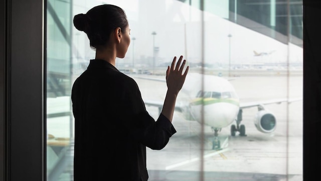 mujer aeropuerto