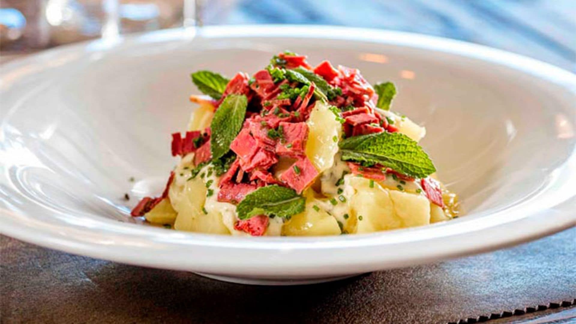 Ensalada de patata con pastrami