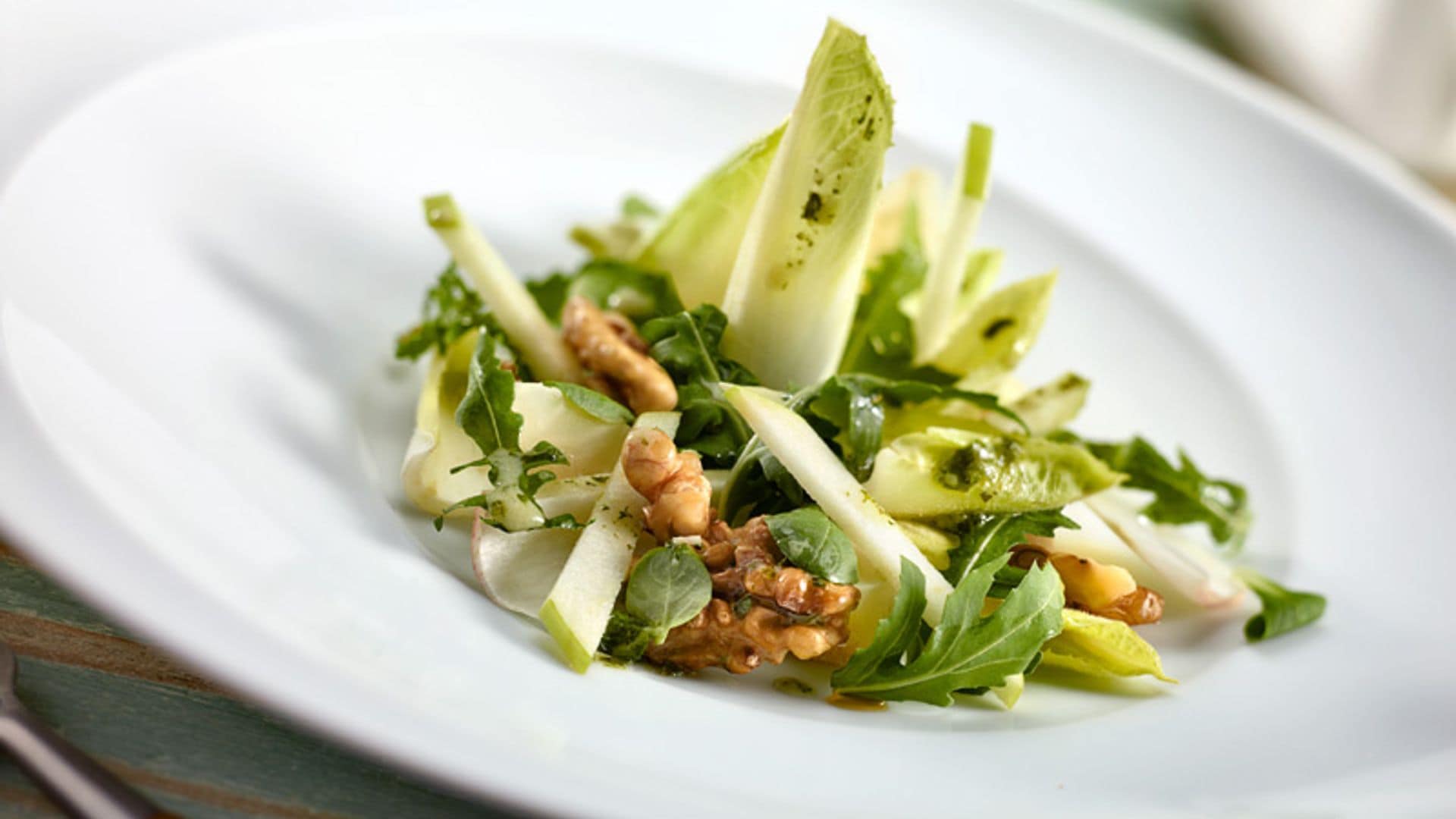 Ensalada de verduras, nueces y salsa de queso