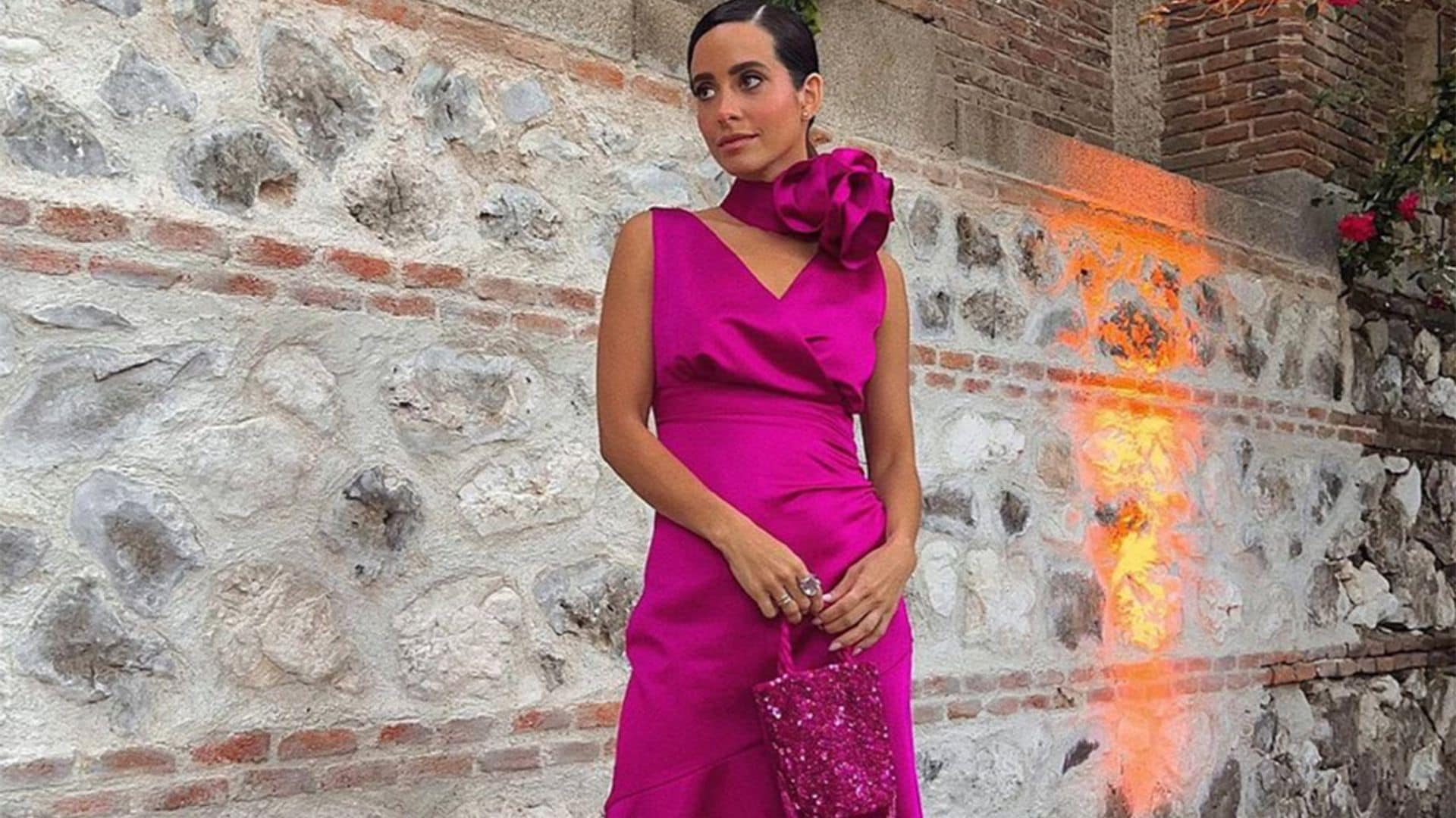 Las invitadas con más estilo añaden una flor a su cuello