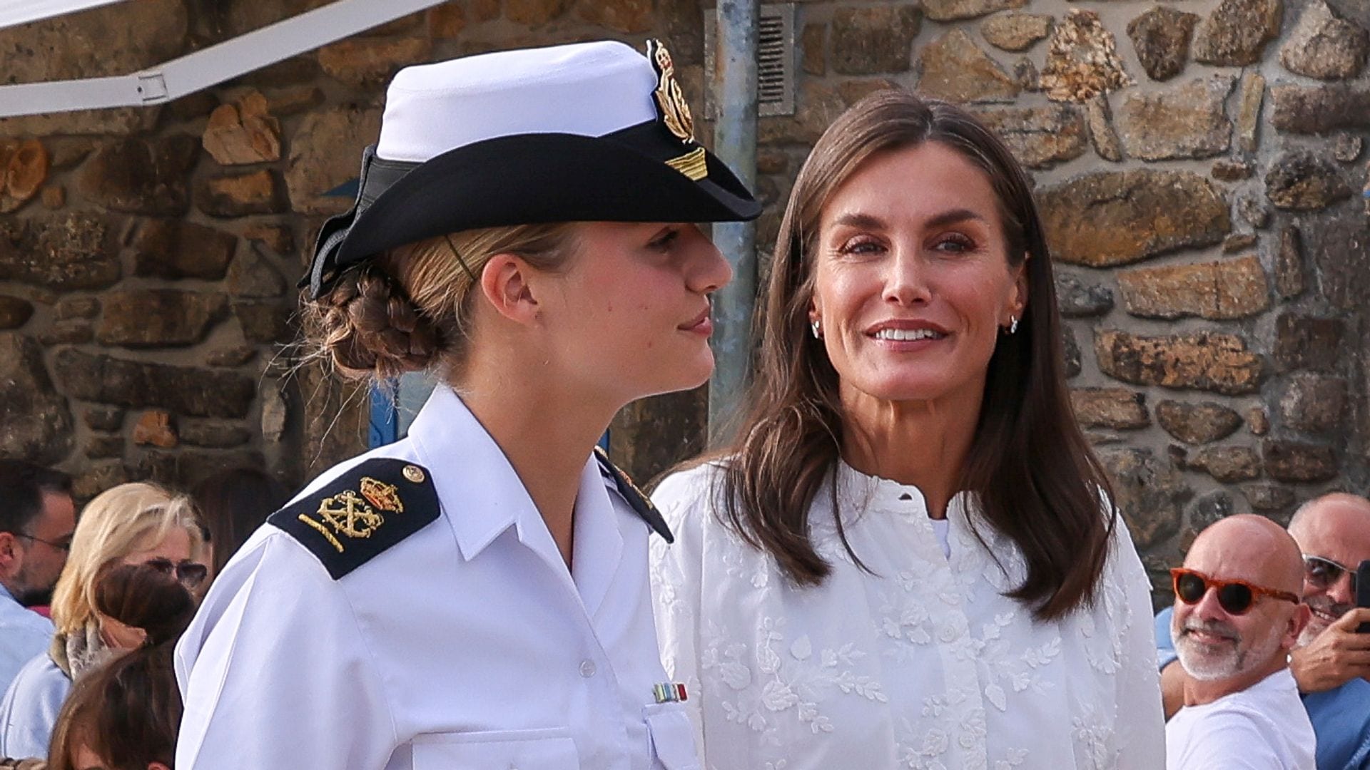 La reina Letizia recupera la blusa bohemia que comparte con Leonor en su escapada a Galicia