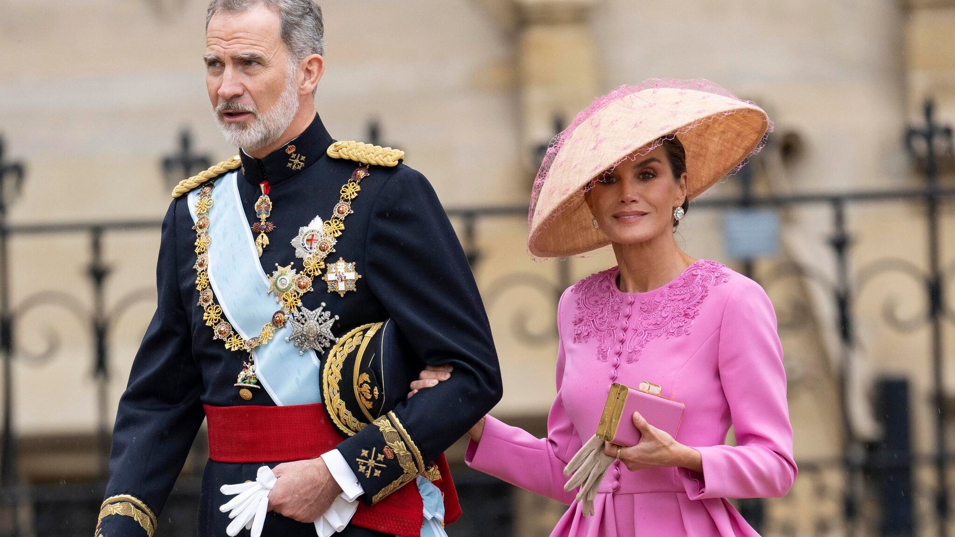 El fabuloso look rosa con el que la reina Letizia de España impactó en la coronación