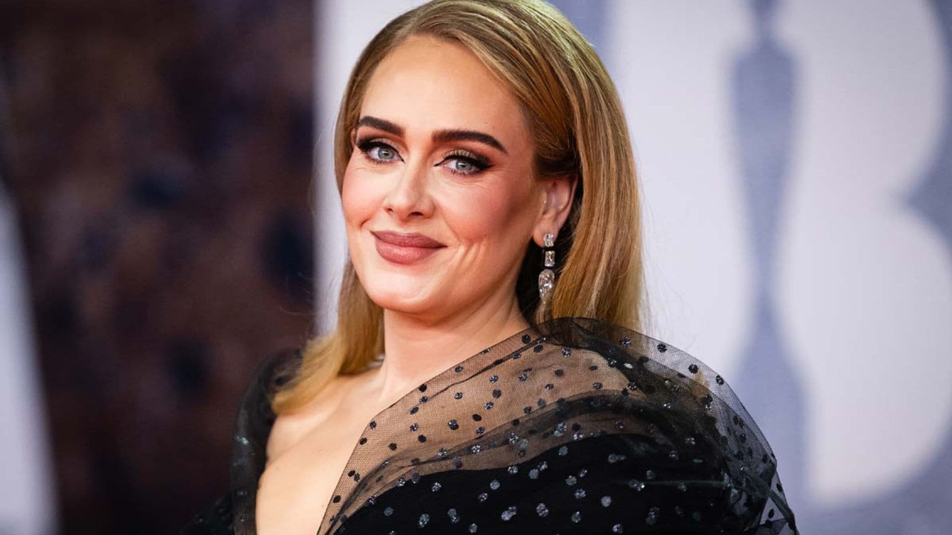 Adele vuelve a ser viral por sus vestidazos y ¿su anillo de compromiso?