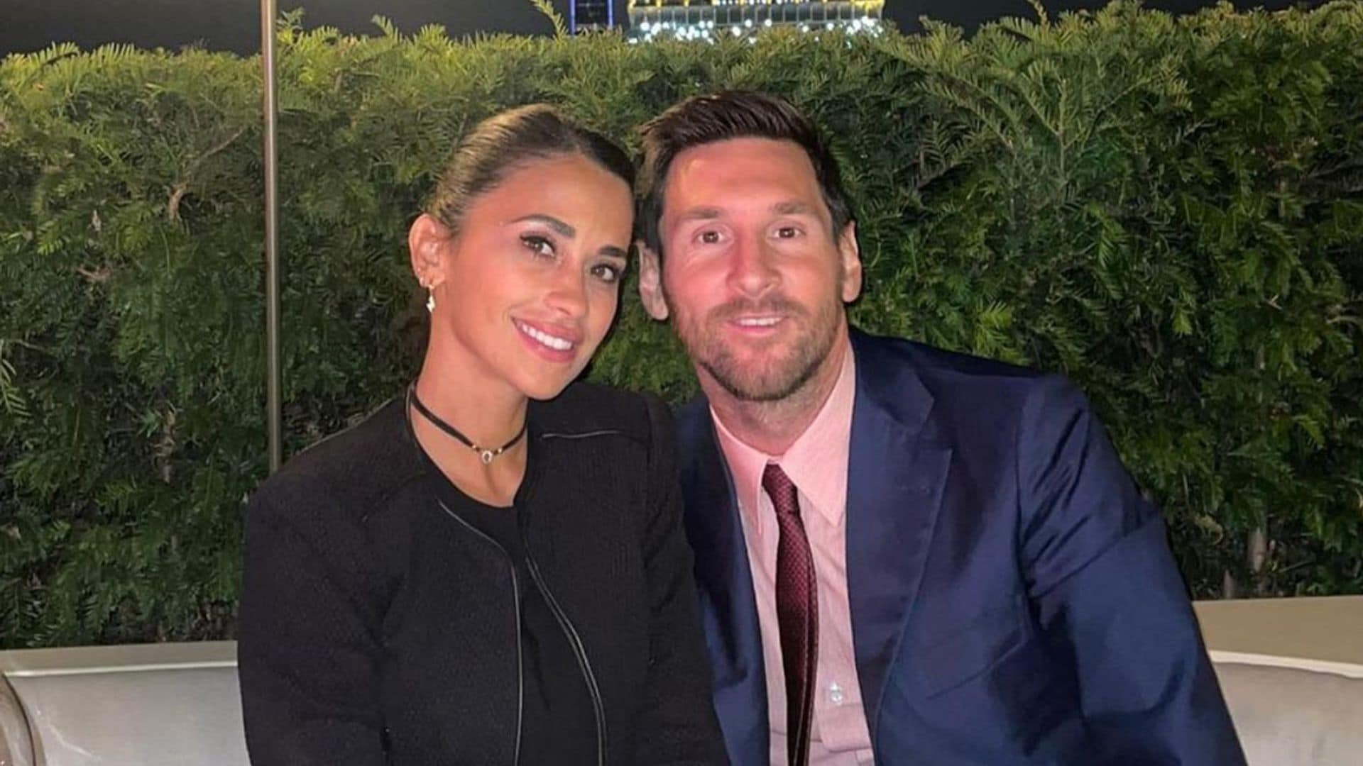 Planes con compañeros, cenas frente a la Torre Eiffel... la nueva vida de Messi y Antonela en París