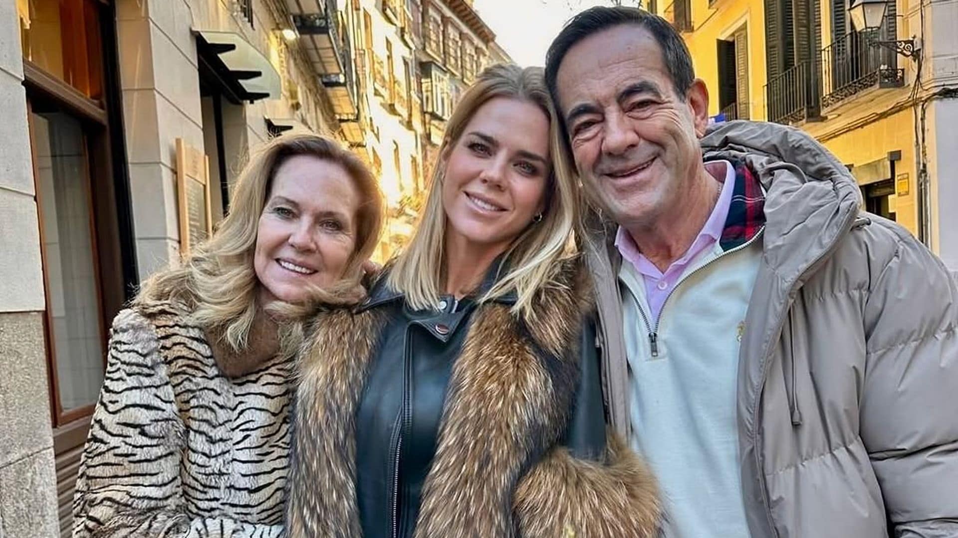 José Bono sopla las velas de su 74 cumpleaños rodeado de su familia en un restaurante de Madrid