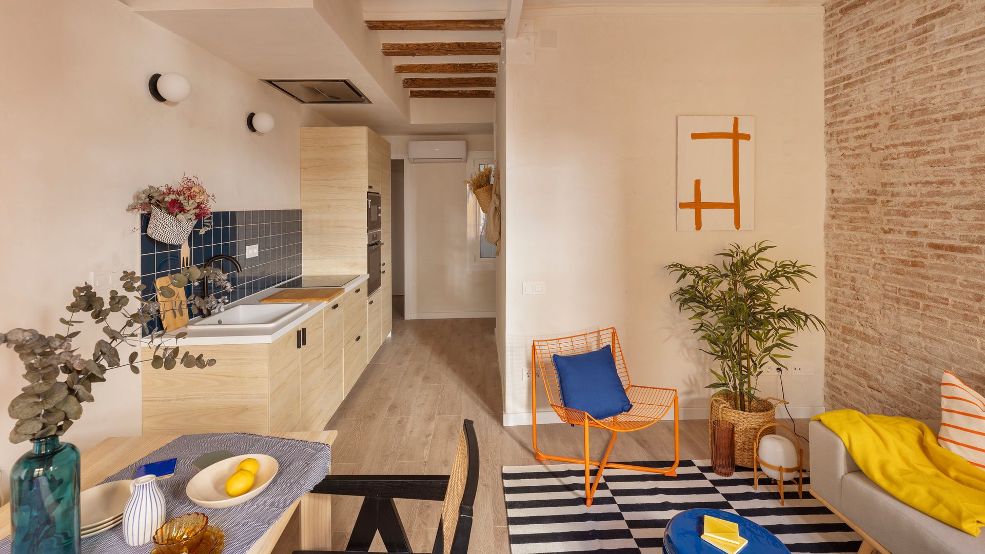 Un piso pequeño en Barcelona (de 45 m²) con tanto estilo y color que te olvidas de su tamaño